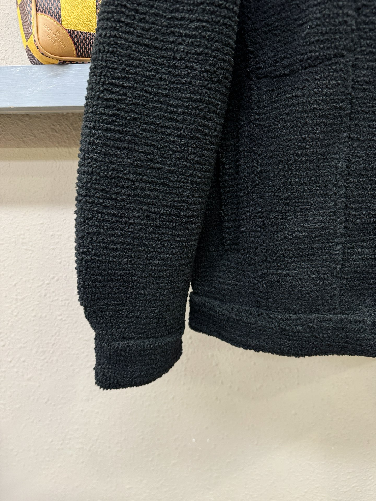 LV路易威登 新品皮毛一体，原生态人造皮面料；100%进口皮毛一体！采用进口人造皮！皮料品质相当高级。内