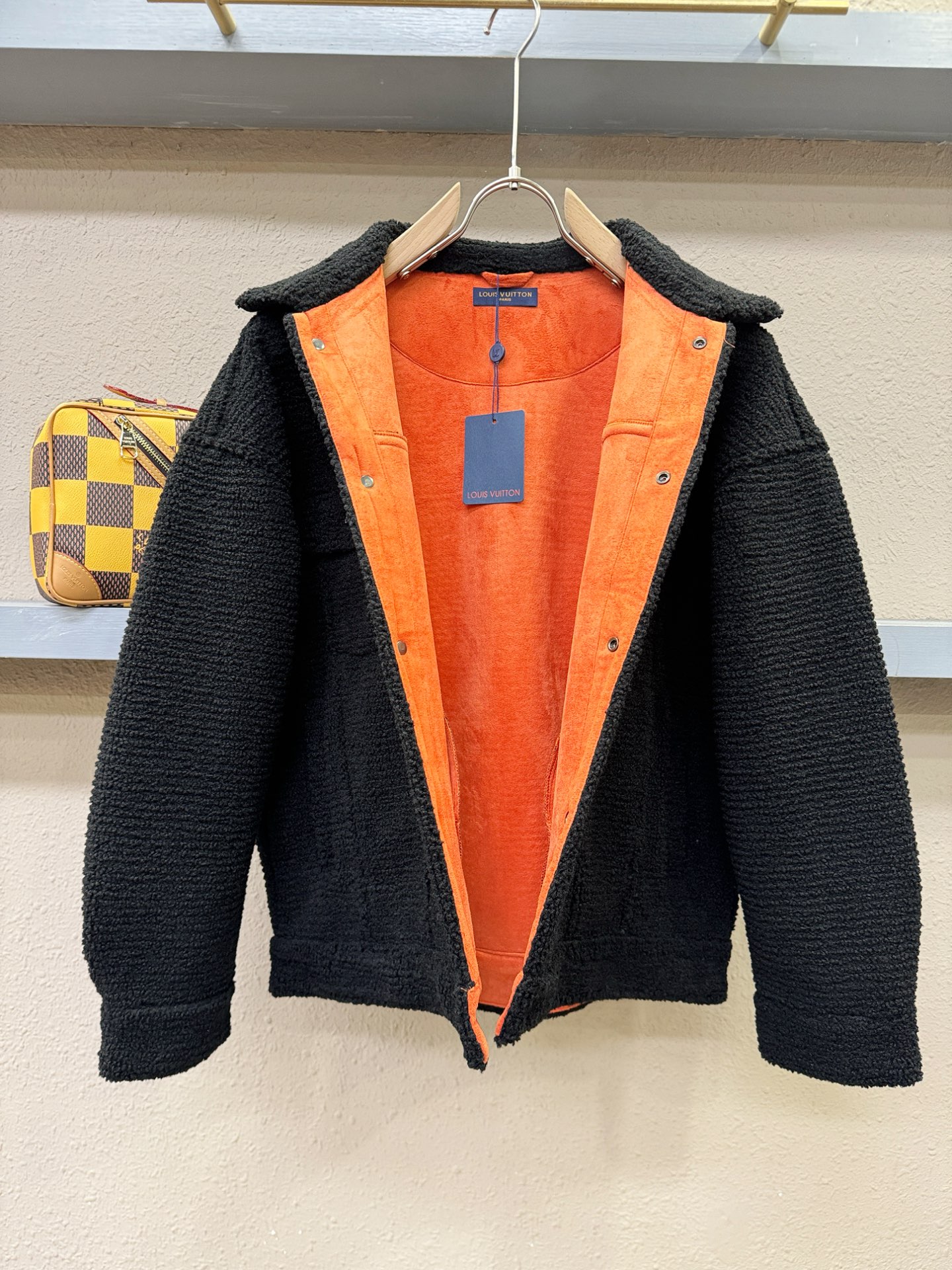 LV路易威登 新品皮毛一体，原生态人造皮面料；100%进口皮毛一体！采用进口人造皮！皮料品质相当高级。内