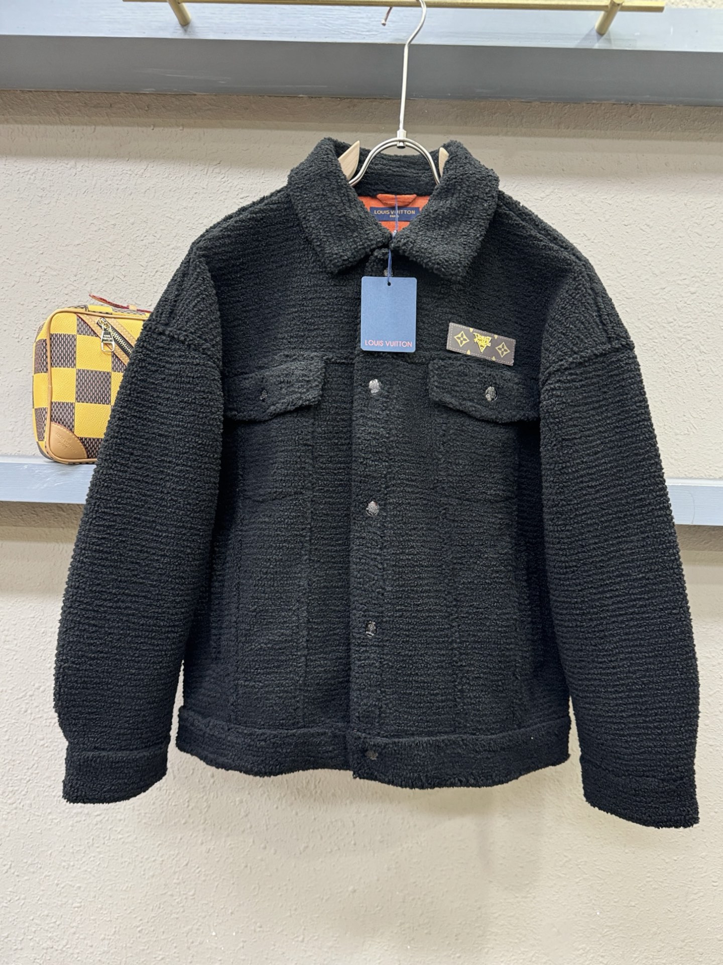 LV路易威登 新品皮毛一体，原生态人造皮面料；100%进口皮毛一体！采用进口人造皮！皮料品质相当高级。内