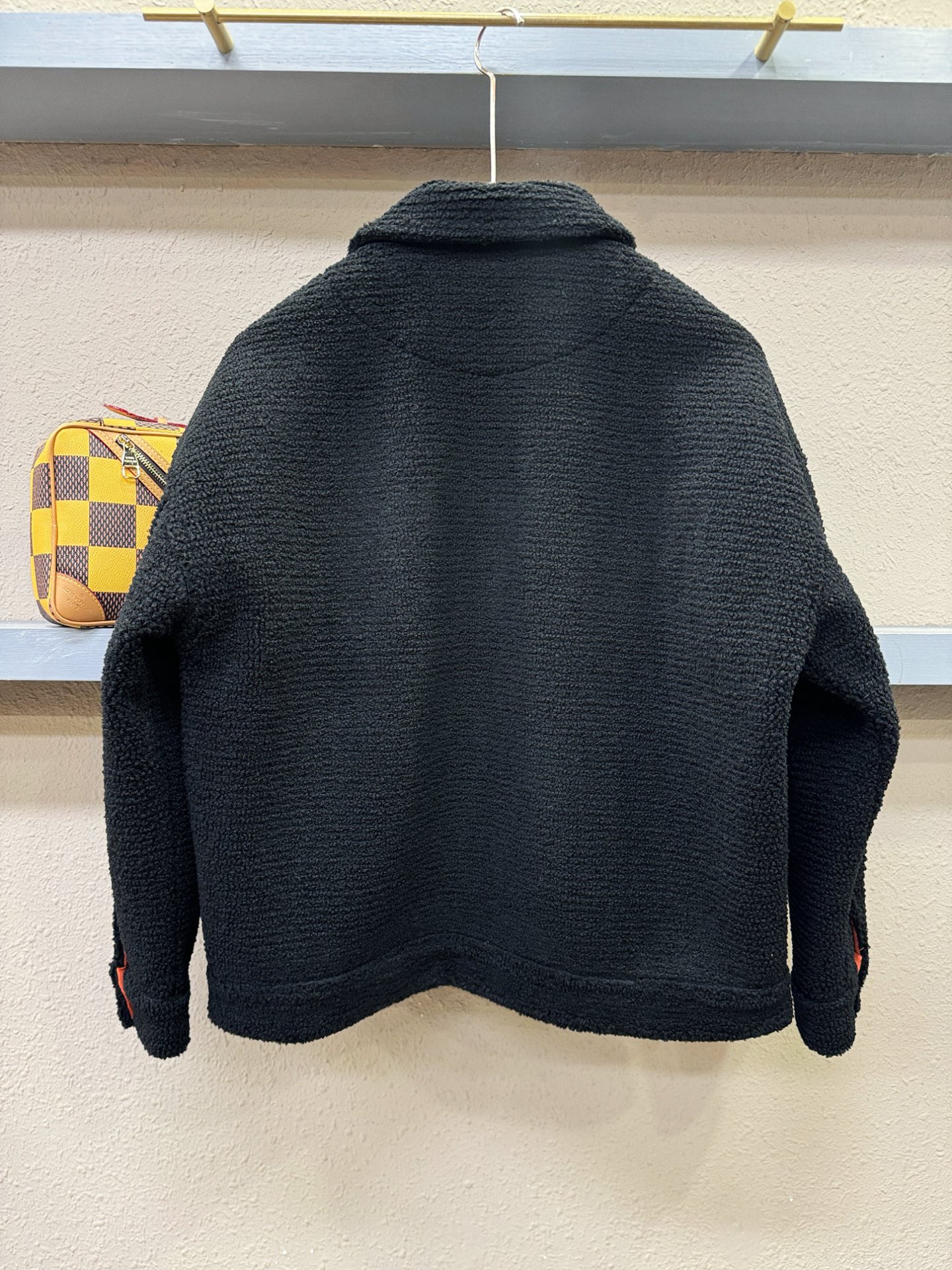 LV路易威登 新品皮毛一体，原生态人造皮面料；100%进口皮毛一体！采用进口人造皮！皮料品质相当高级。内