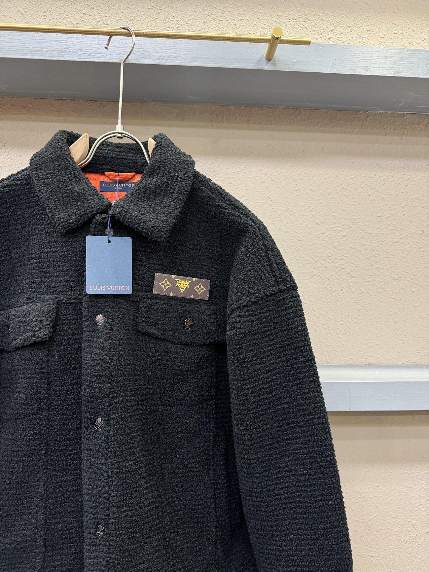 LV路易威登 新品皮毛一体，原生态人造皮面料；100%进口皮毛一体！采用进口人造皮！皮料品质相当高级。内