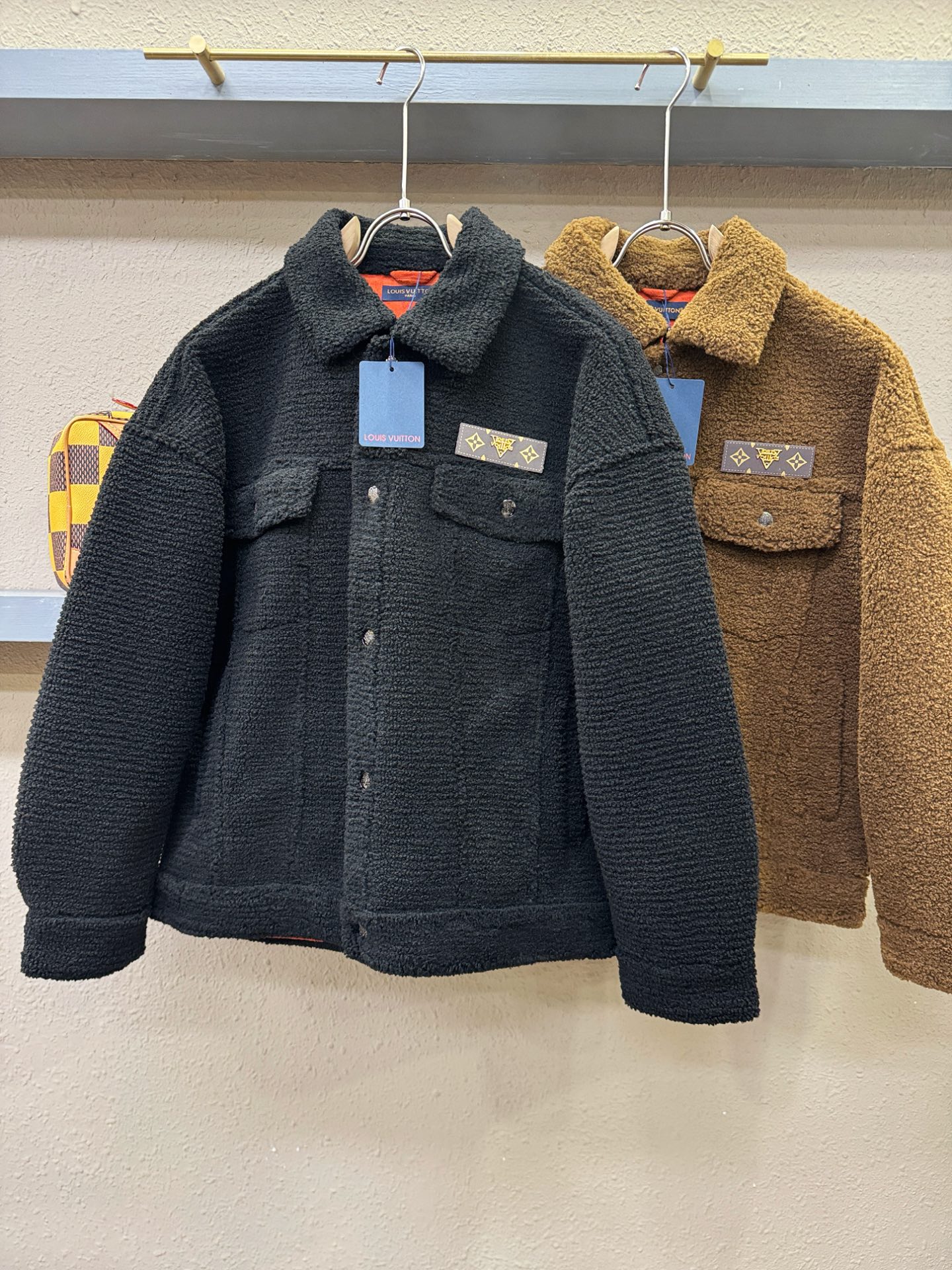 LV路易威登 新品皮毛一体，原生态人造皮面料；100%进口皮毛一体！采用进口人造皮！皮料品质相当高级。内