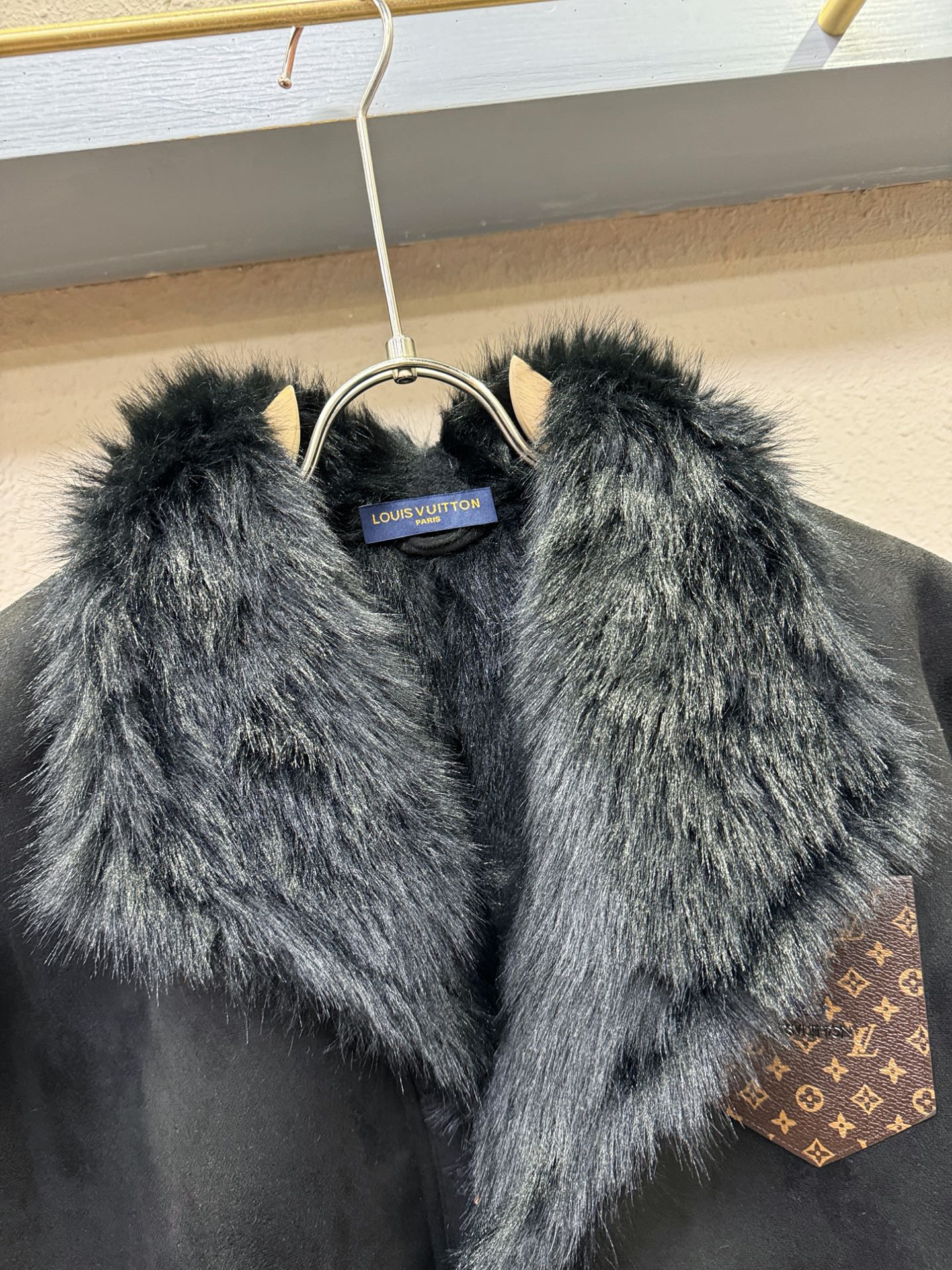 LV路易威登 新品皮毛一体，原生态人造皮面料；100%进口皮毛一体！采用进口人造皮！皮料品质相当高级。内