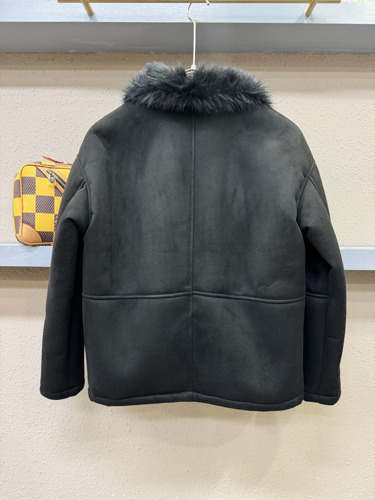 LV路易威登 新品皮毛一体，原生态人造皮面料；100%进口皮毛一体！采用进口人造皮！皮料品质相当高级。内