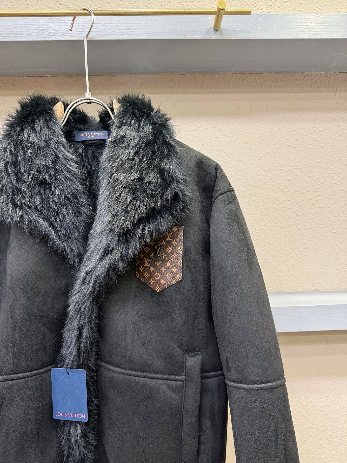 LV路易威登 新品皮毛一体，原生态人造皮面料；100%进口皮毛一体！采用进口人造皮！皮料品质相当高级。内