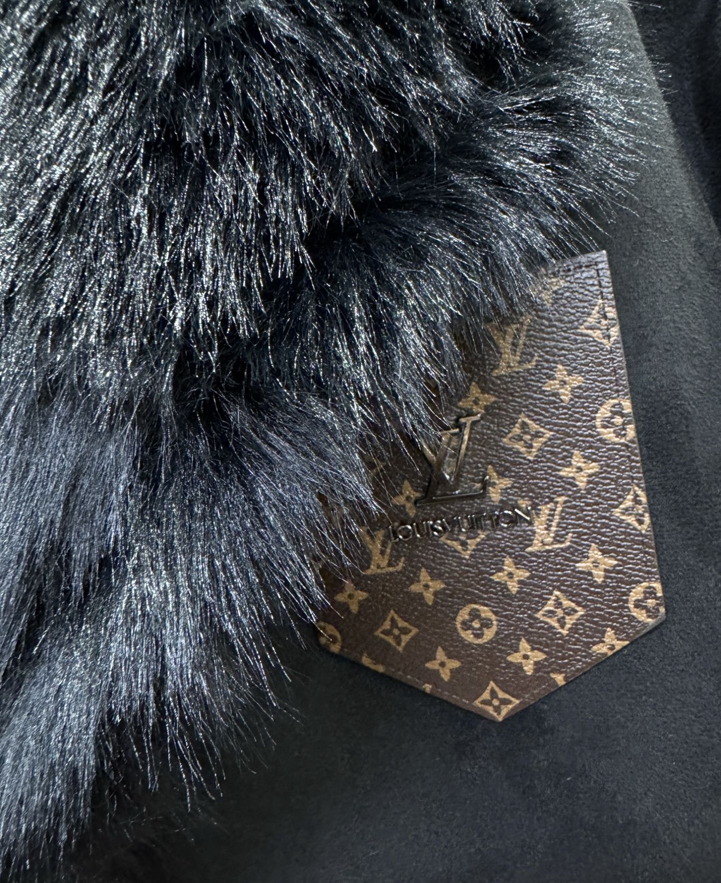 LV路易威登 新品皮毛一体，原生态人造皮面料；100%进口皮毛一体！采用进口人造皮！皮料品质相当高级。内