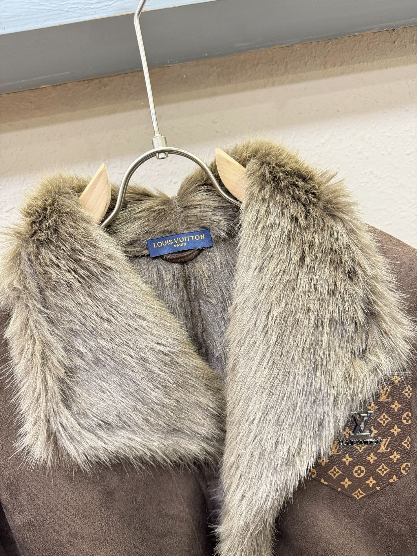 LV路易威登 新品皮毛一体，原生态人造皮面料；100%进口皮毛一体！采用进口人造皮！皮料品质相当高级。内