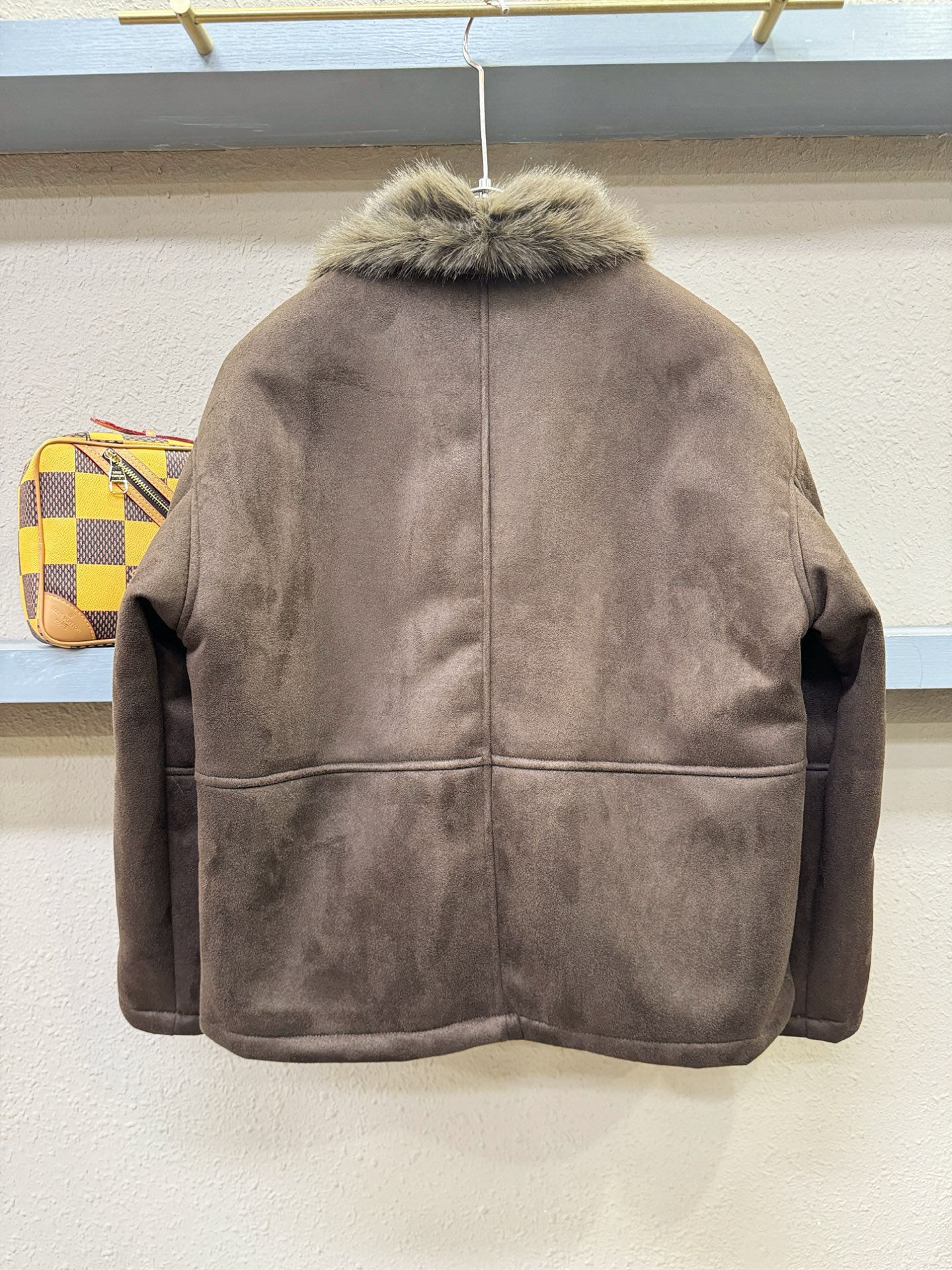 LV路易威登 新品皮毛一体，原生态人造皮面料；100%进口皮毛一体！采用进口人造皮！皮料品质相当高级。内