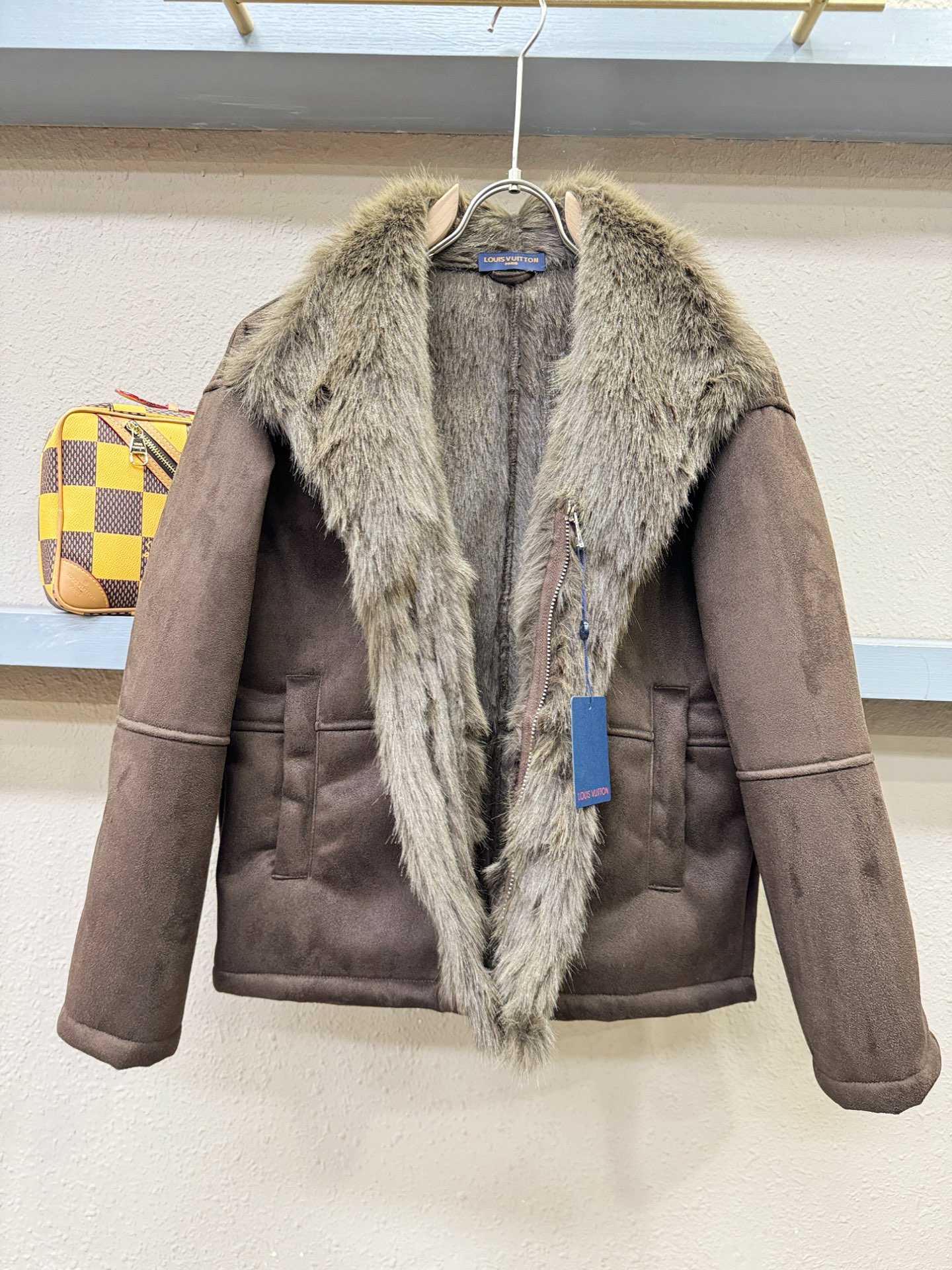 LV路易威登 新品皮毛一体，原生态人造皮面料；100%进口皮毛一体！采用进口人造皮！皮料品质相当高级。内