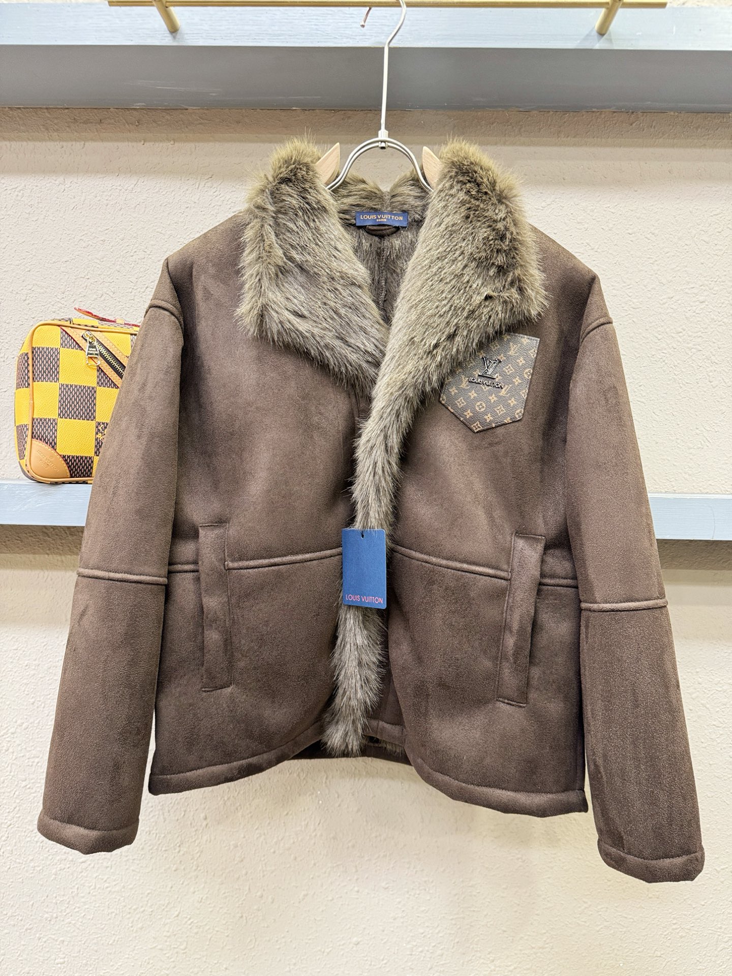 LV路易威登 新品皮毛一体，原生态人造皮面料；100%进口皮毛一体！采用进口人造皮！皮料品质相当高级。内