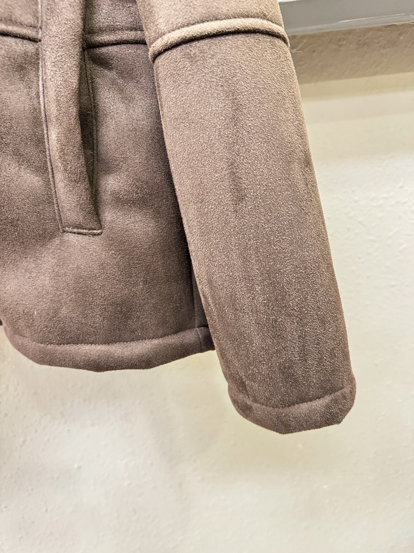 LV路易威登 新品皮毛一体，原生态人造皮面料；100%进口皮毛一体！采用进口人造皮！皮料品质相当高级。内