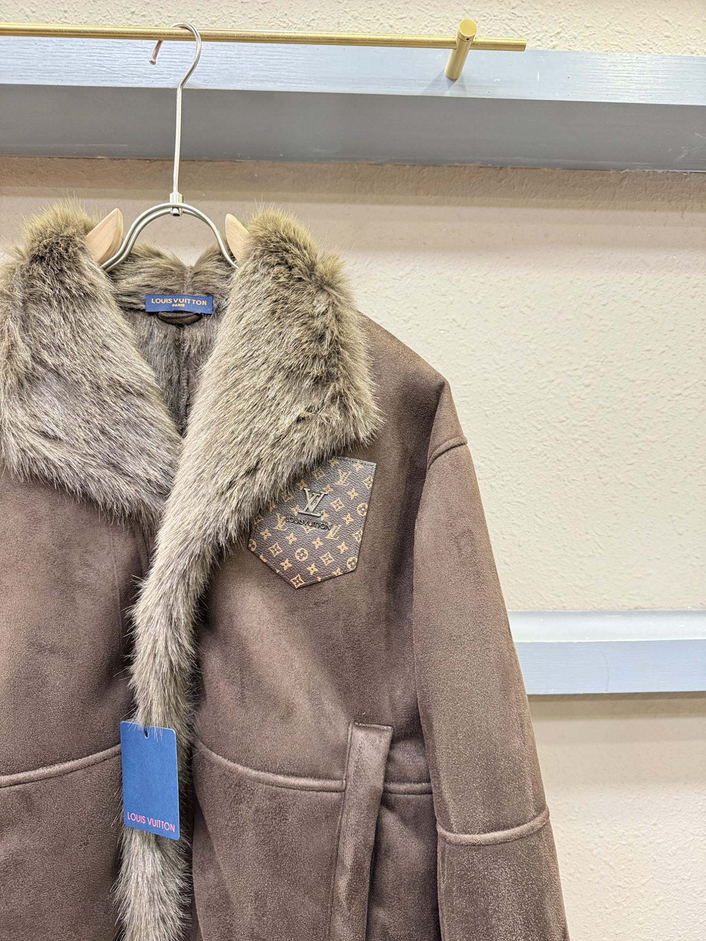 LV路易威登 新品皮毛一体，原生态人造皮面料；100%进口皮毛一体！采用进口人造皮！皮料品质相当高级。内