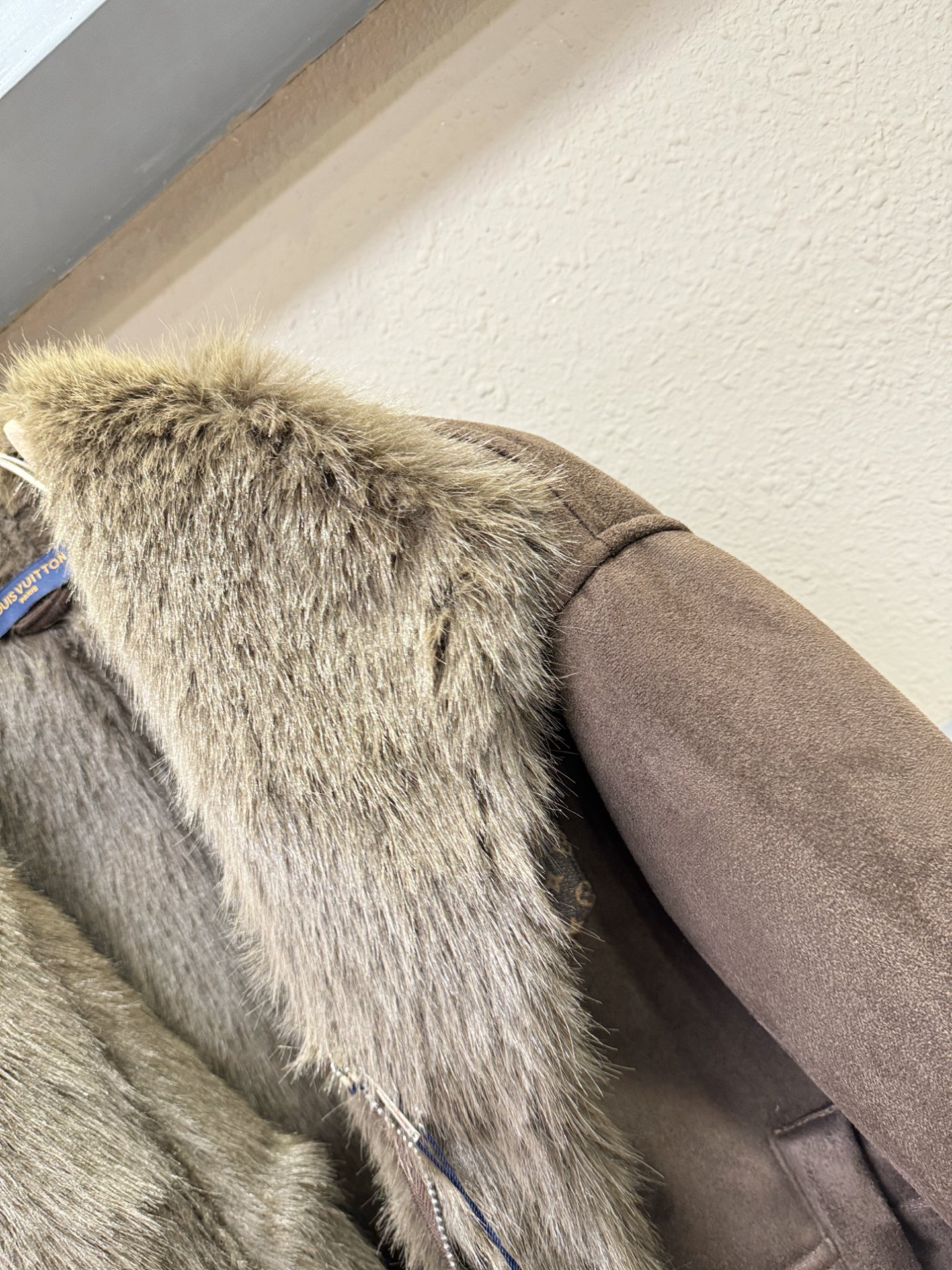LV路易威登 新品皮毛一体，原生态人造皮面料；100%进口皮毛一体！采用进口人造皮！皮料品质相当高级。内
