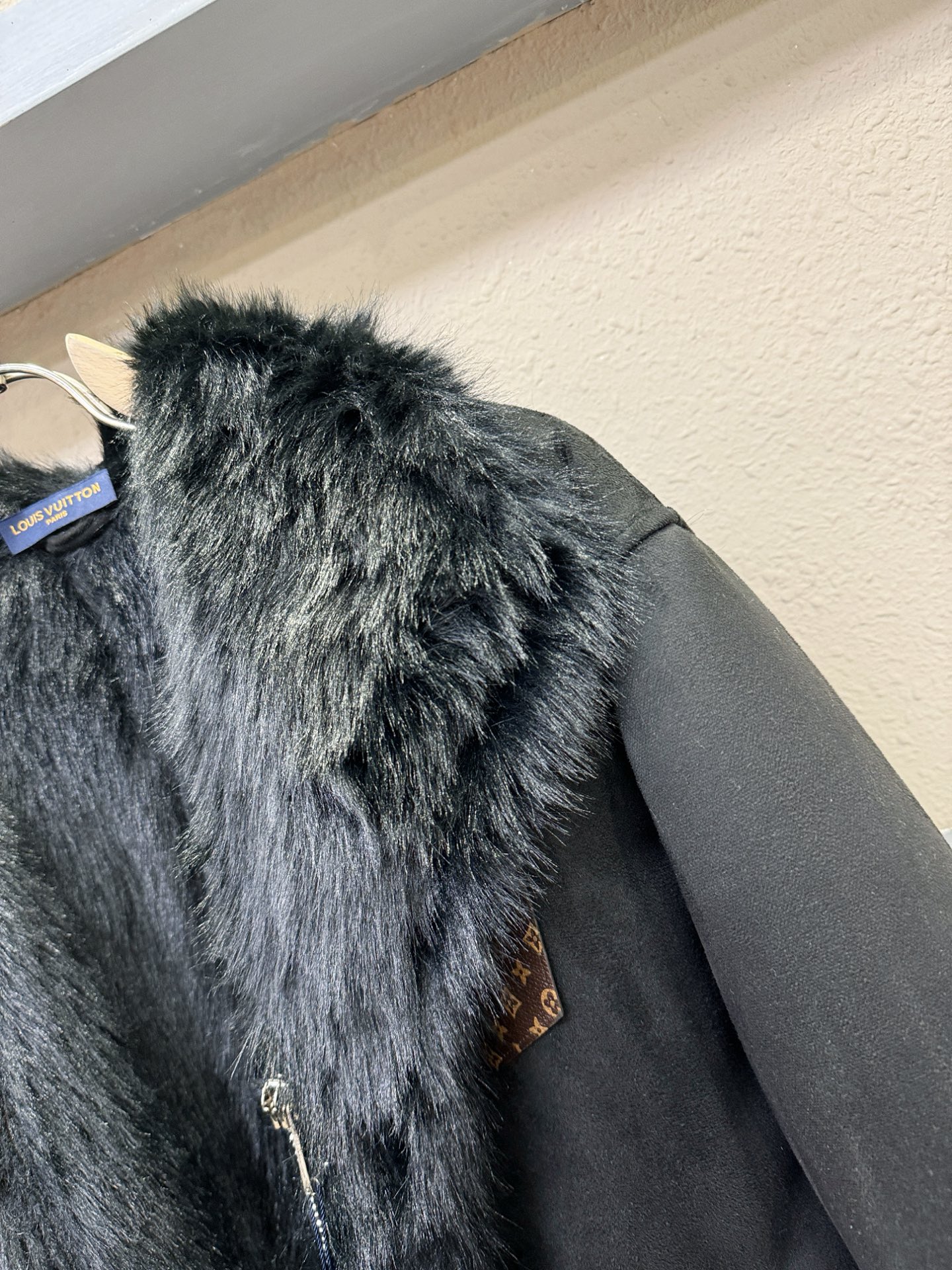 LV路易威登 新品皮毛一体，原生态人造皮面料；100%进口皮毛一体！采用进口人造皮！皮料品质相当高级。内