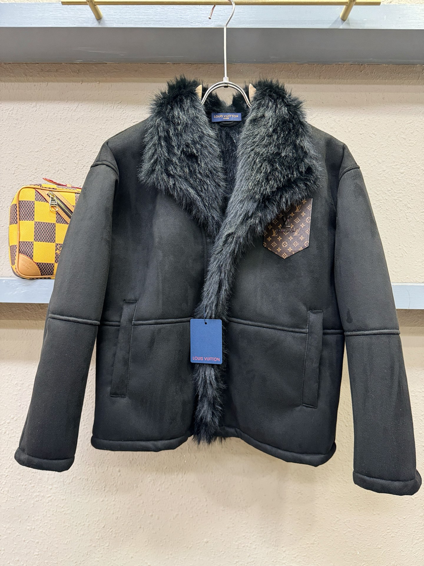 LV路易威登 新品皮毛一体，原生态人造皮面料；100%进口皮毛一体！采用进口人造皮！皮料品质相当高级。内