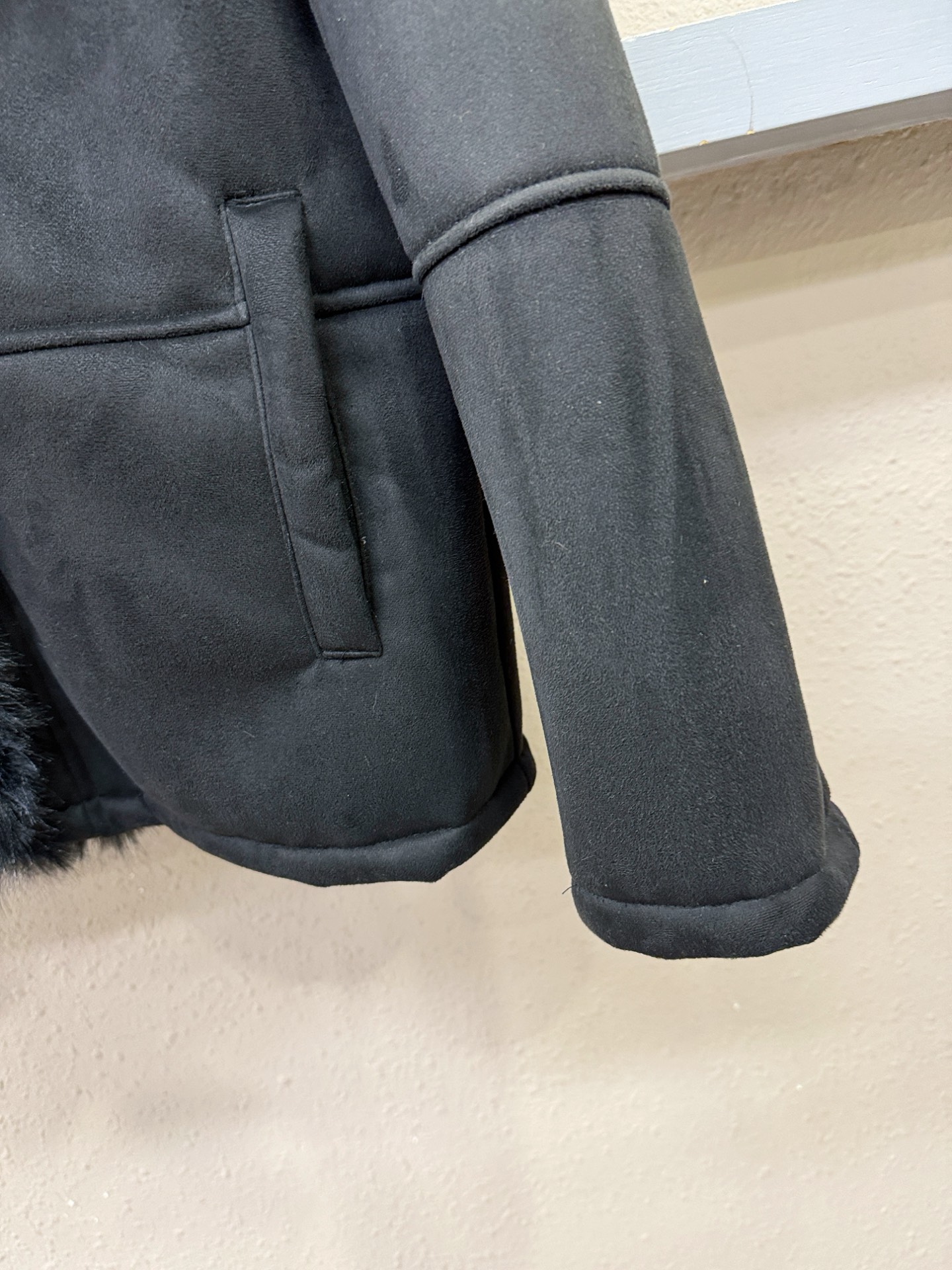 LV路易威登 新品皮毛一体，原生态人造皮面料；100%进口皮毛一体！采用进口人造皮！皮料品质相当高级。内