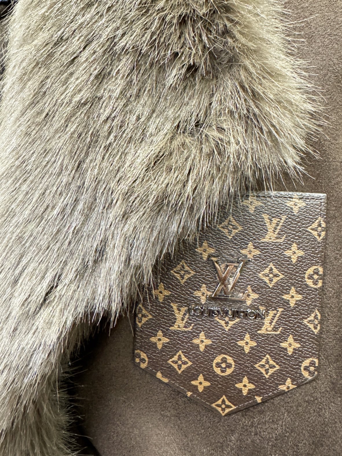 LV路易威登 新品皮毛一体，原生态人造皮面料；100%进口皮毛一体！采用进口人造皮！皮料品质相当高级。内