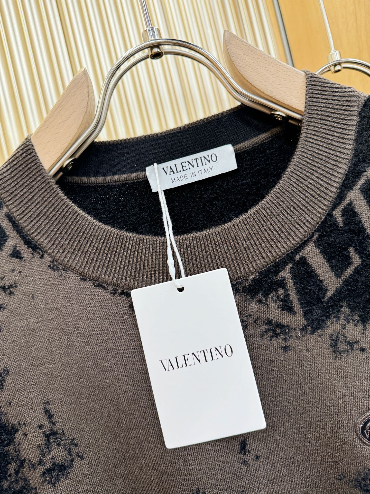 VALENTINO华伦天奴 新品爆款 新品羊毛毛衣，经典简约大气品牌针织羊毛毛衣，采用进口新西兰绵羊毛。