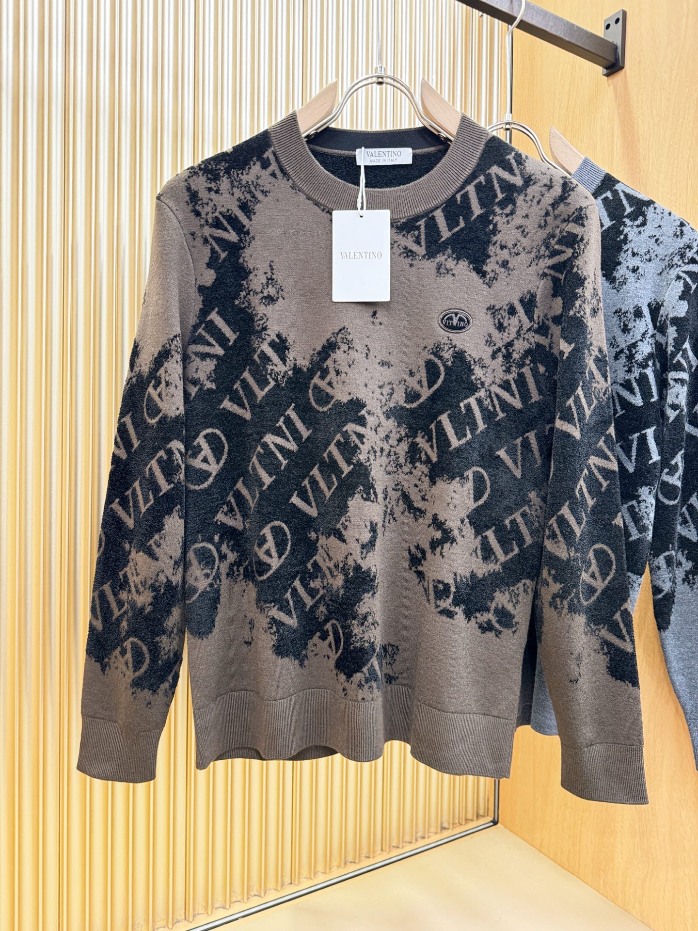 VALENTINO华伦天奴 新品爆款 新品羊毛毛衣，经典简约大气品牌针织羊毛毛衣，采用进口新西兰绵羊毛。