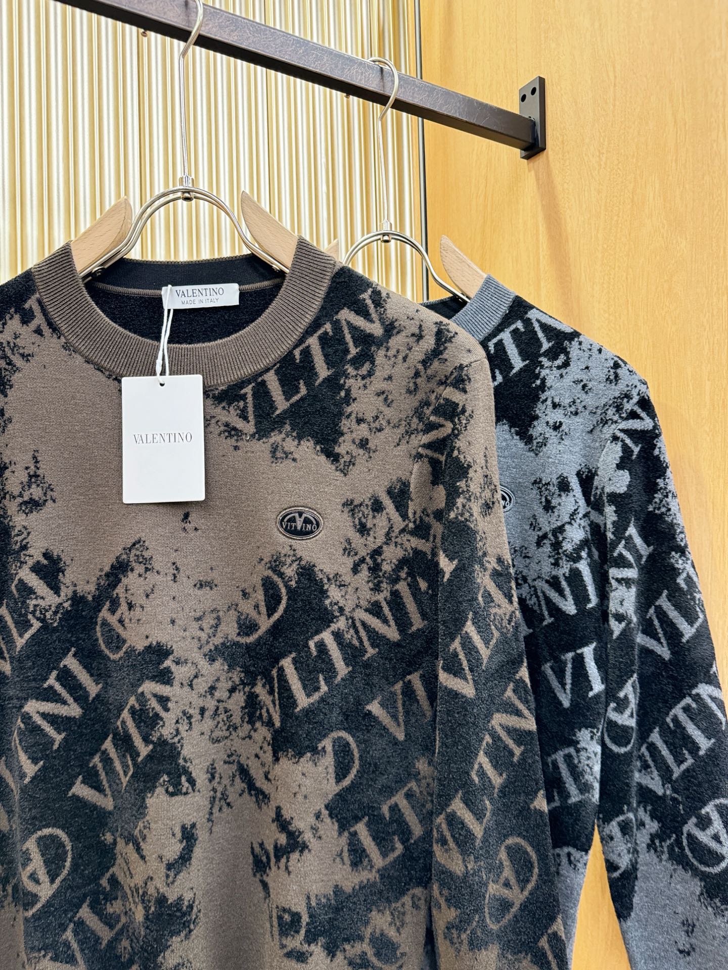 VALENTINO华伦天奴 新品爆款 新品羊毛毛衣，经典简约大气品牌针织羊毛毛衣，采用进口新西兰绵羊毛。