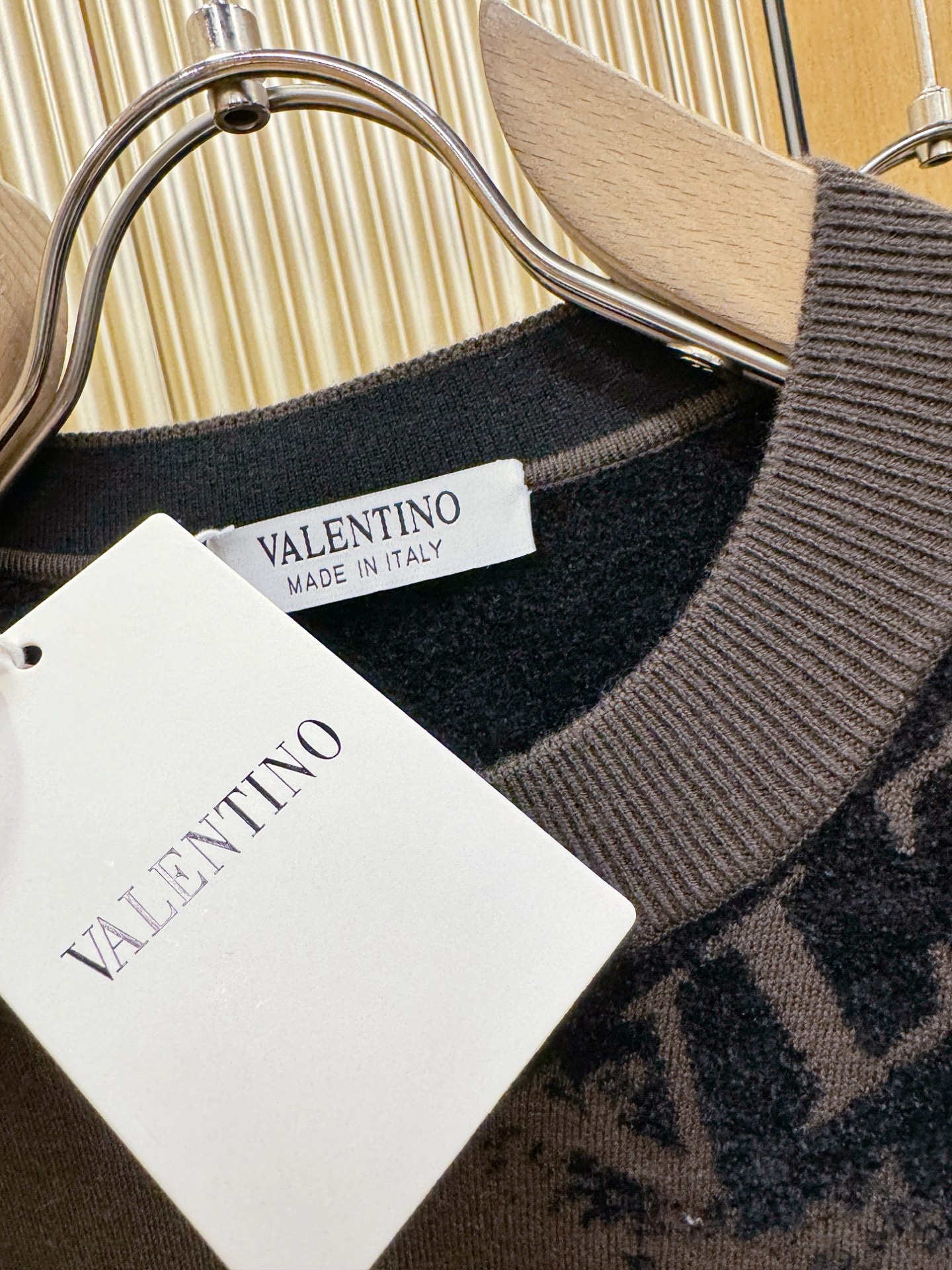 VALENTINO华伦天奴 新品爆款 新品羊毛毛衣，经典简约大气品牌针织羊毛毛衣，采用进口新西兰绵羊毛。