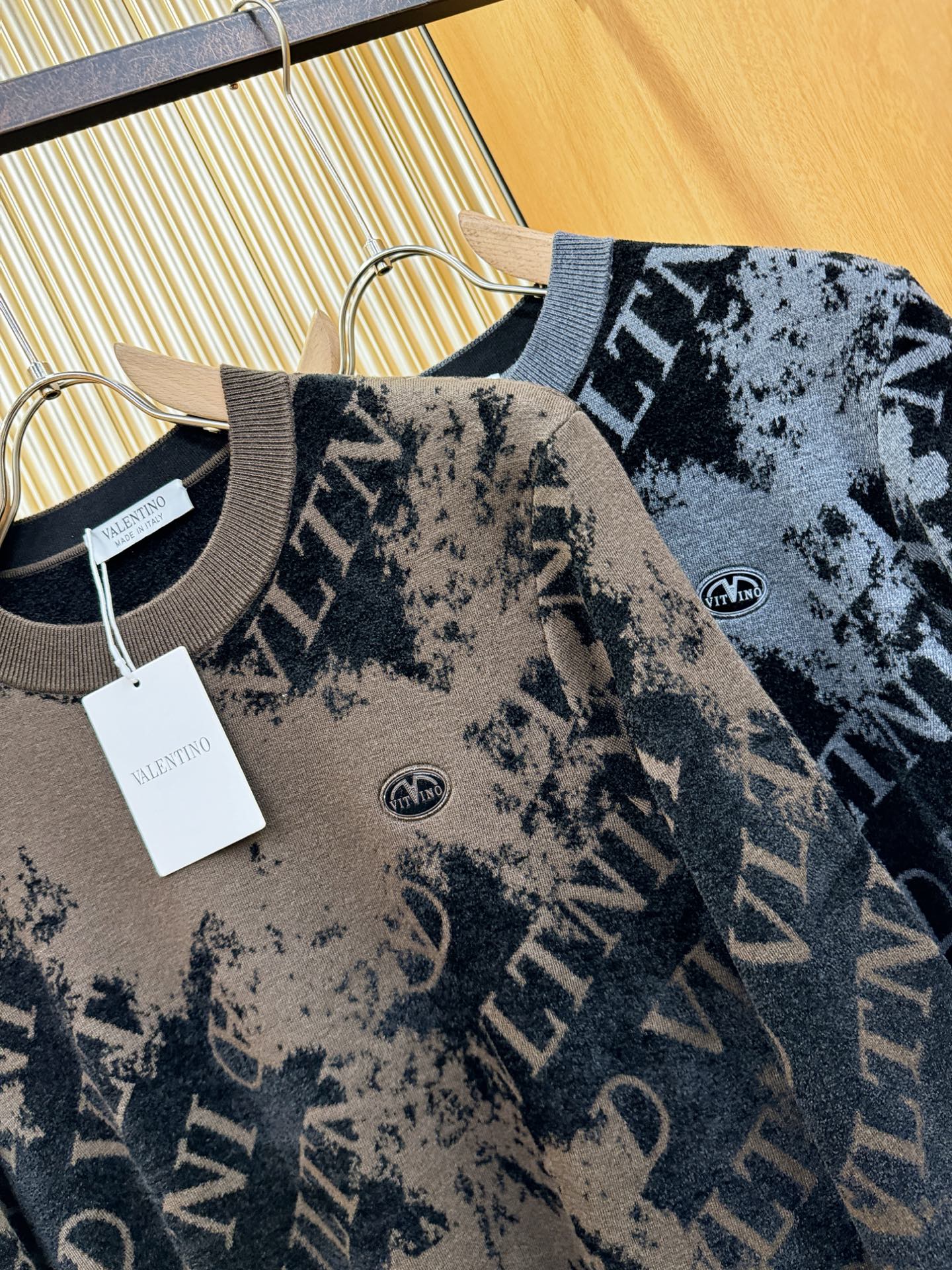 VALENTINO华伦天奴 新品爆款 新品羊毛毛衣，经典简约大气品牌针织羊毛毛衣，采用进口新西兰绵羊毛。
