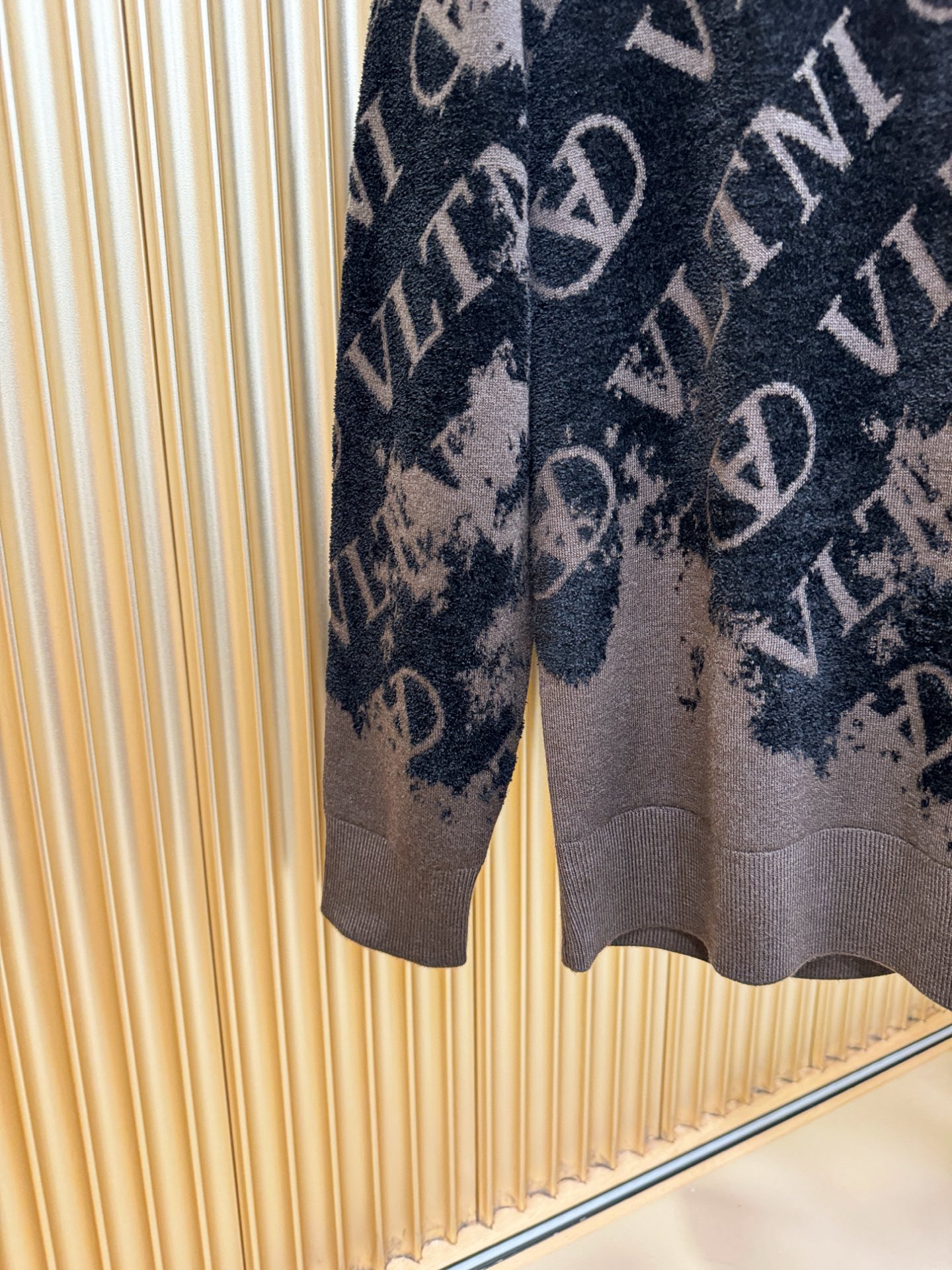 VALENTINO华伦天奴 新品爆款 新品羊毛毛衣，经典简约大气品牌针织羊毛毛衣，采用进口新西兰绵羊毛。