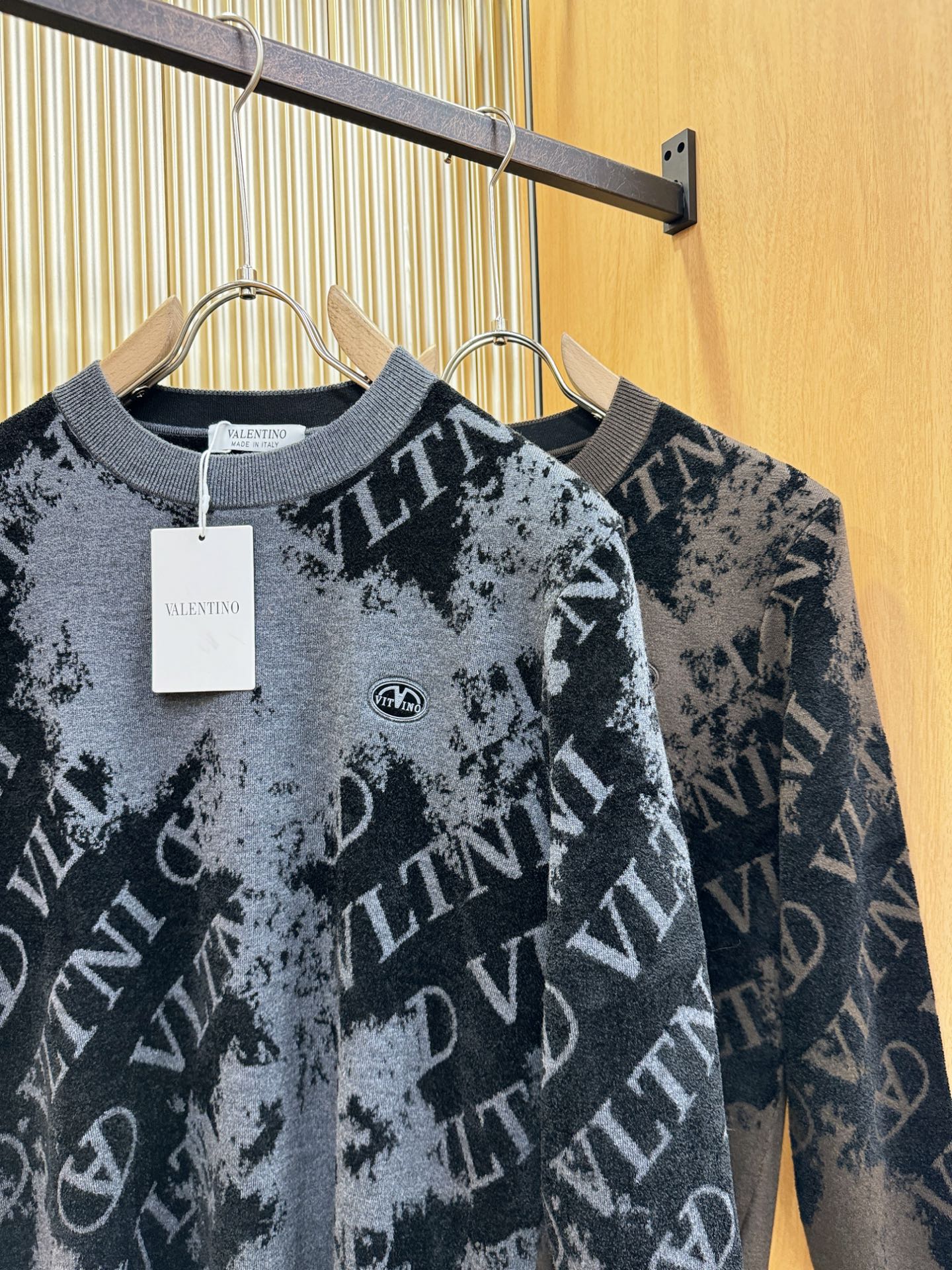 VALENTINO华伦天奴 新品爆款 新品羊毛毛衣，经典简约大气品牌针织羊毛毛衣，采用进口新西兰绵羊毛。