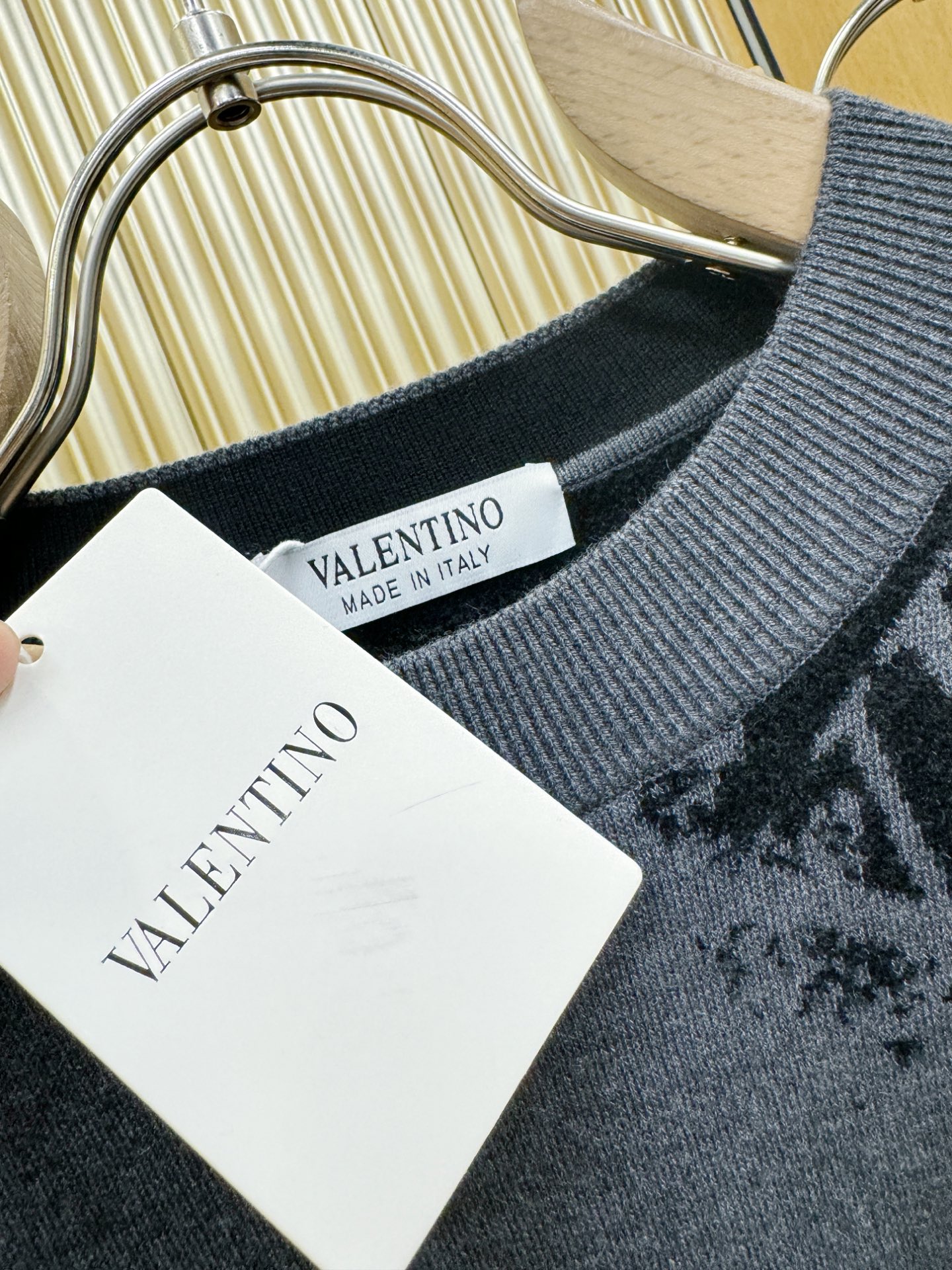 VALENTINO华伦天奴 新品爆款 新品羊毛毛衣，经典简约大气品牌针织羊毛毛衣，采用进口新西兰绵羊毛。