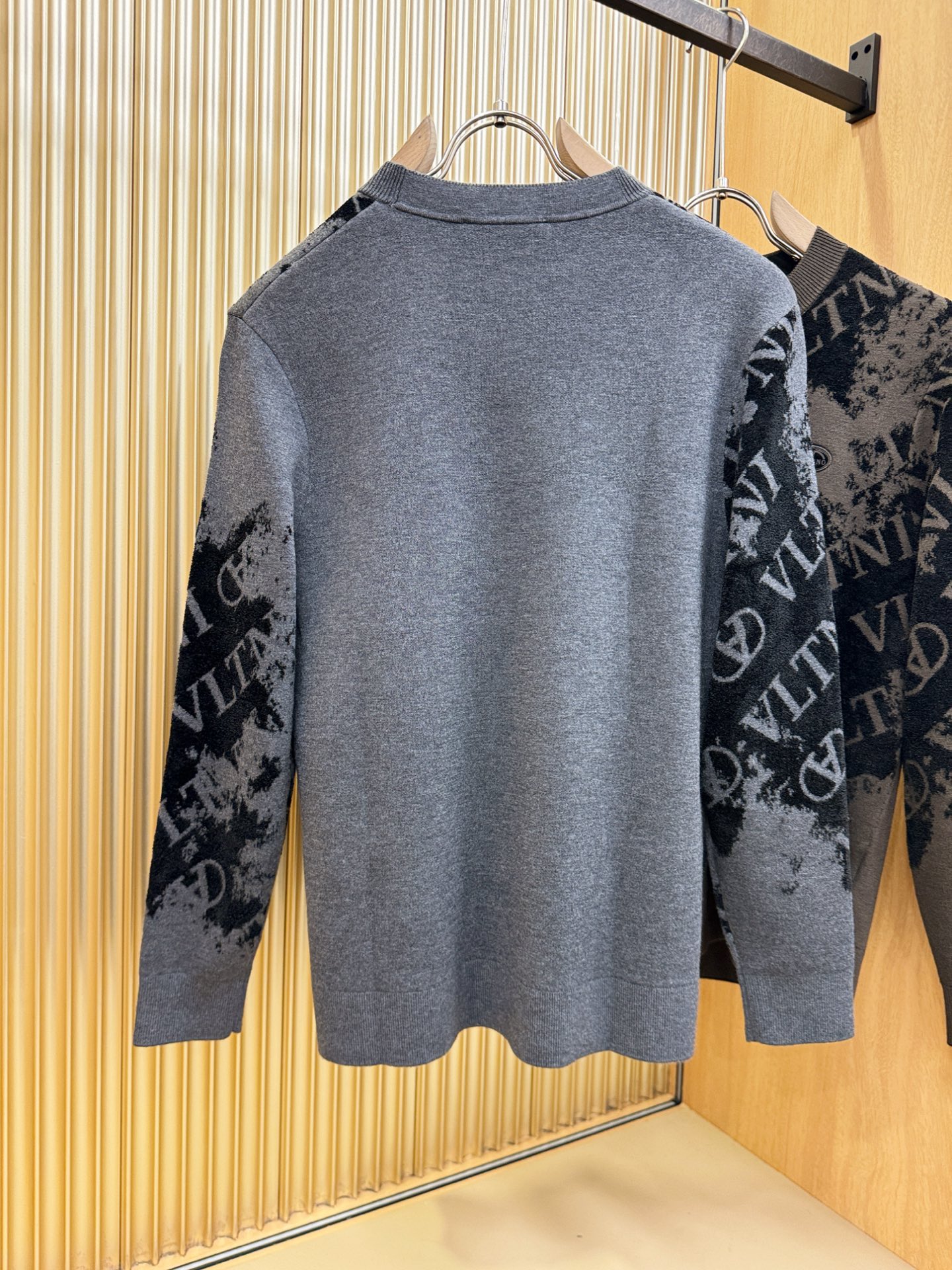 VALENTINO华伦天奴 新品爆款 新品羊毛毛衣，经典简约大气品牌针织羊毛毛衣，采用进口新西兰绵羊毛。