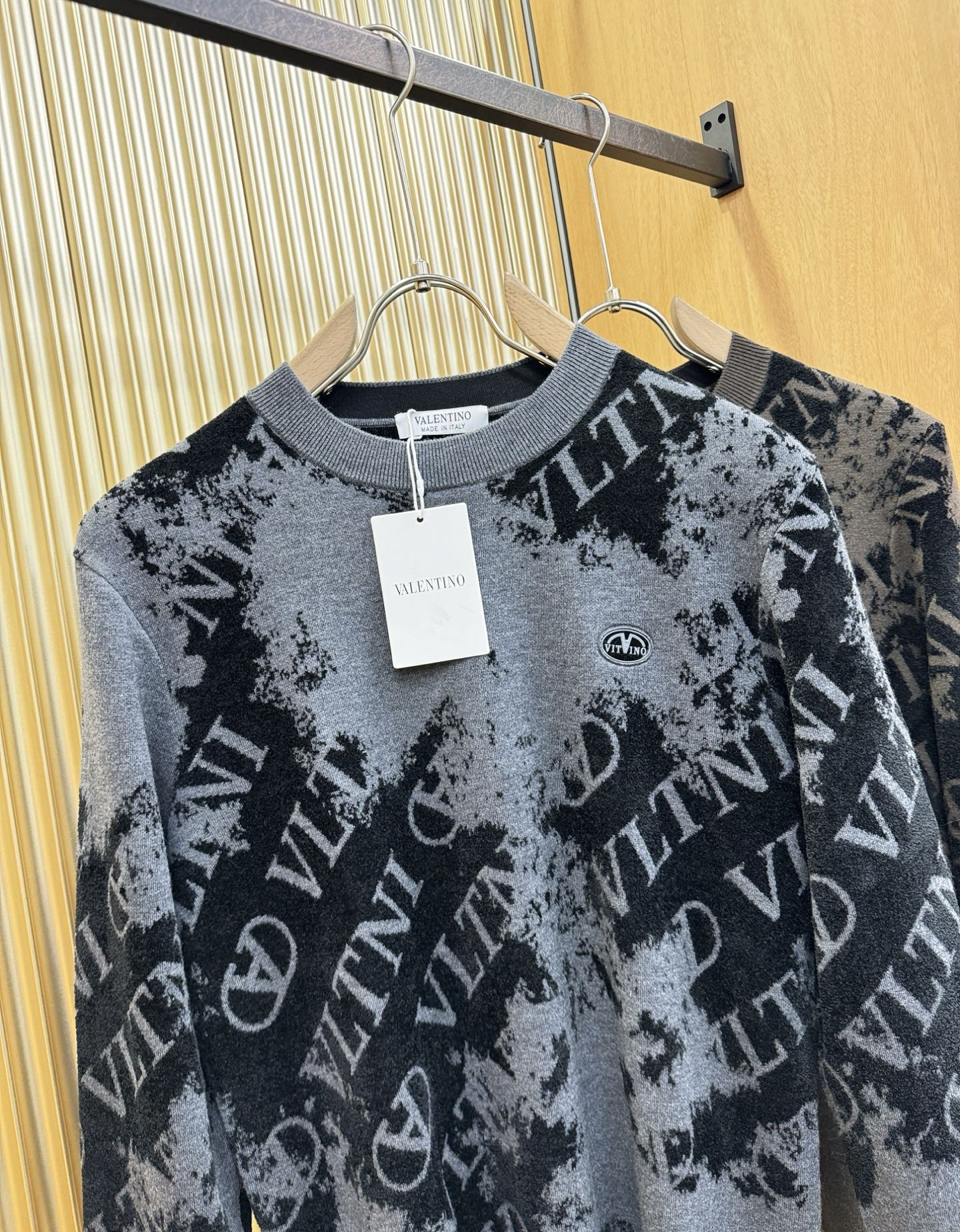 VALENTINO华伦天奴 新品爆款 新品羊毛毛衣，经典简约大气品牌针织羊毛毛衣，采用进口新西兰绵羊毛。