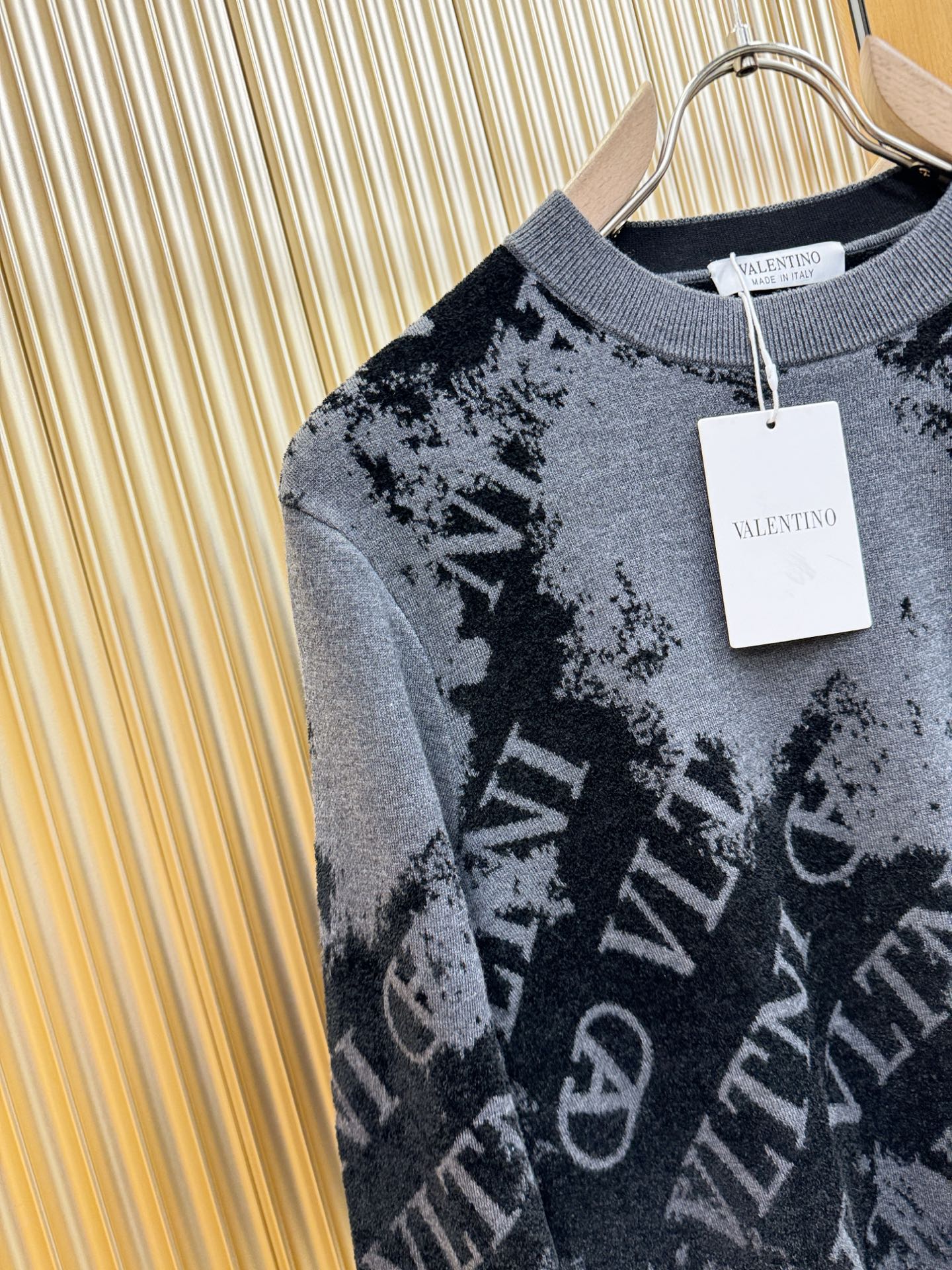 VALENTINO华伦天奴 新品爆款 新品羊毛毛衣，经典简约大气品牌针织羊毛毛衣，采用进口新西兰绵羊毛。