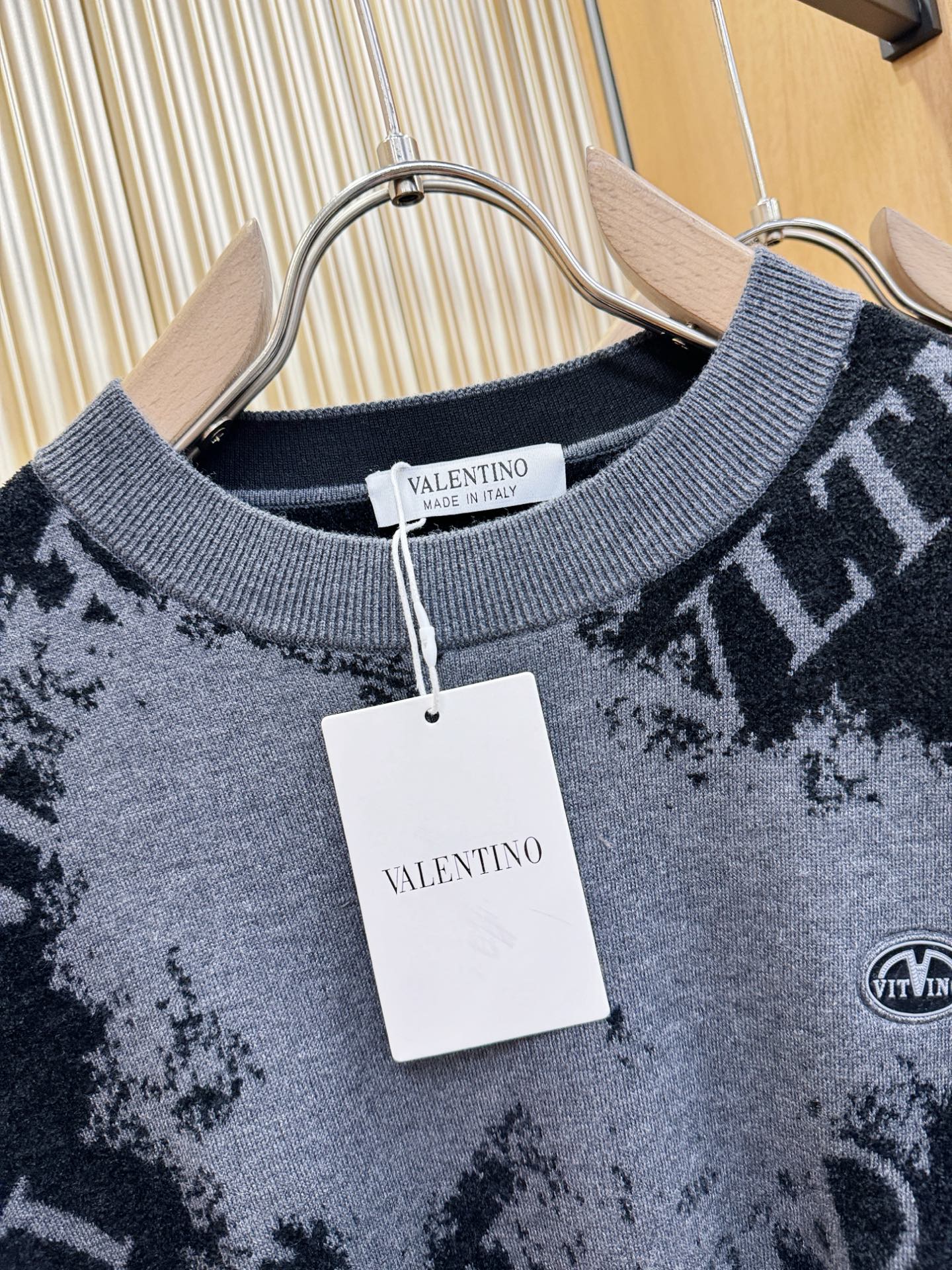 VALENTINO华伦天奴 新品爆款 新品羊毛毛衣，经典简约大气品牌针织羊毛毛衣，采用进口新西兰绵羊毛。