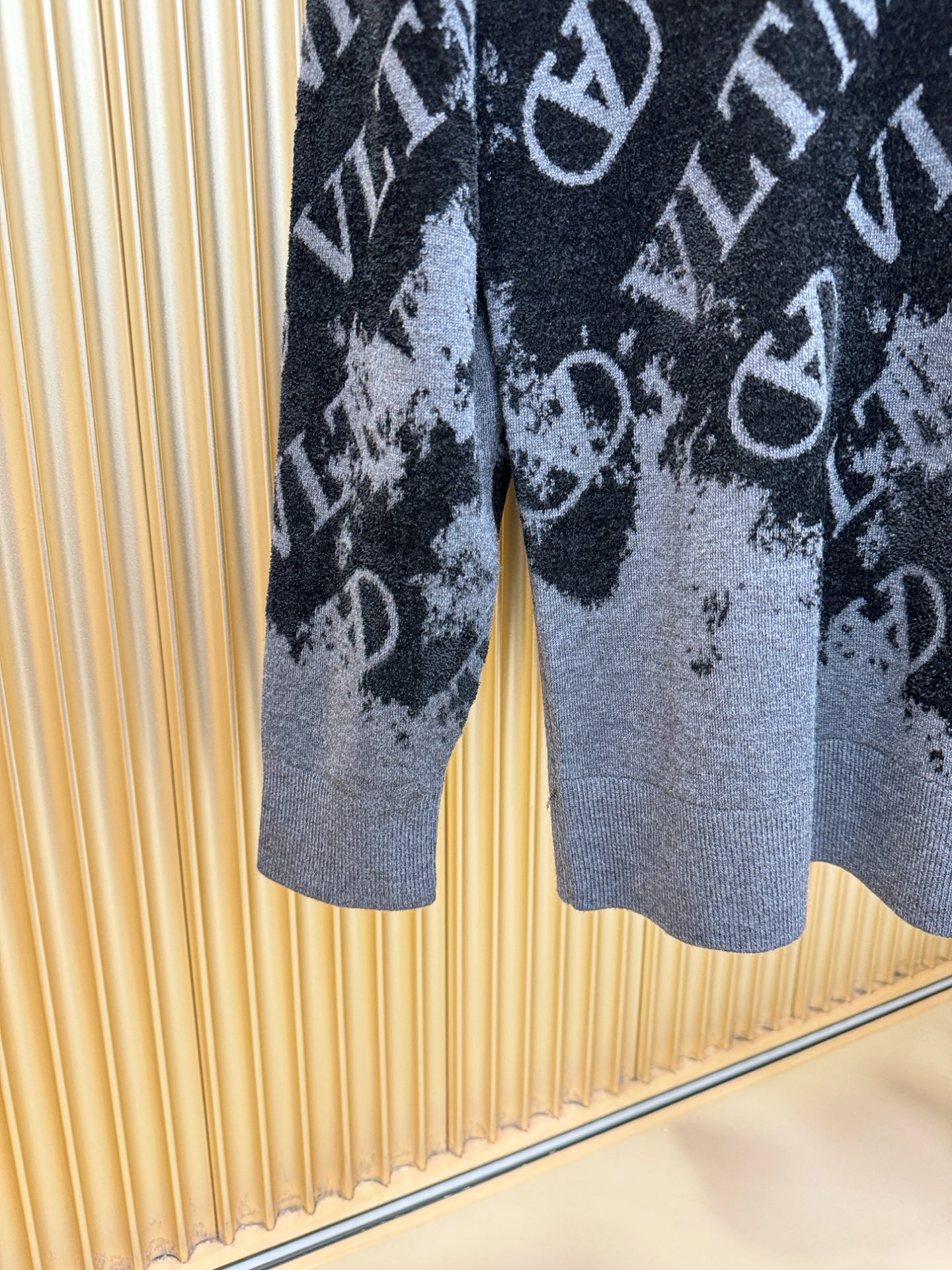 VALENTINO华伦天奴 新品爆款 新品羊毛毛衣，经典简约大气品牌针织羊毛毛衣，采用进口新西兰绵羊毛。