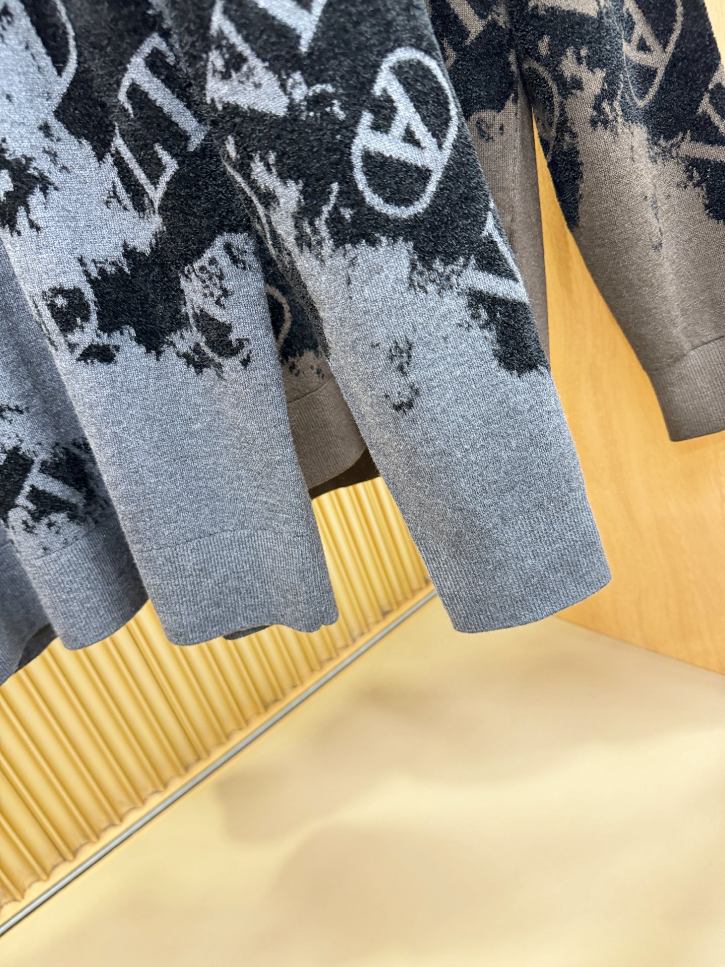 VALENTINO华伦天奴 新品爆款 新品羊毛毛衣，经典简约大气品牌针织羊毛毛衣，采用进口新西兰绵羊毛。