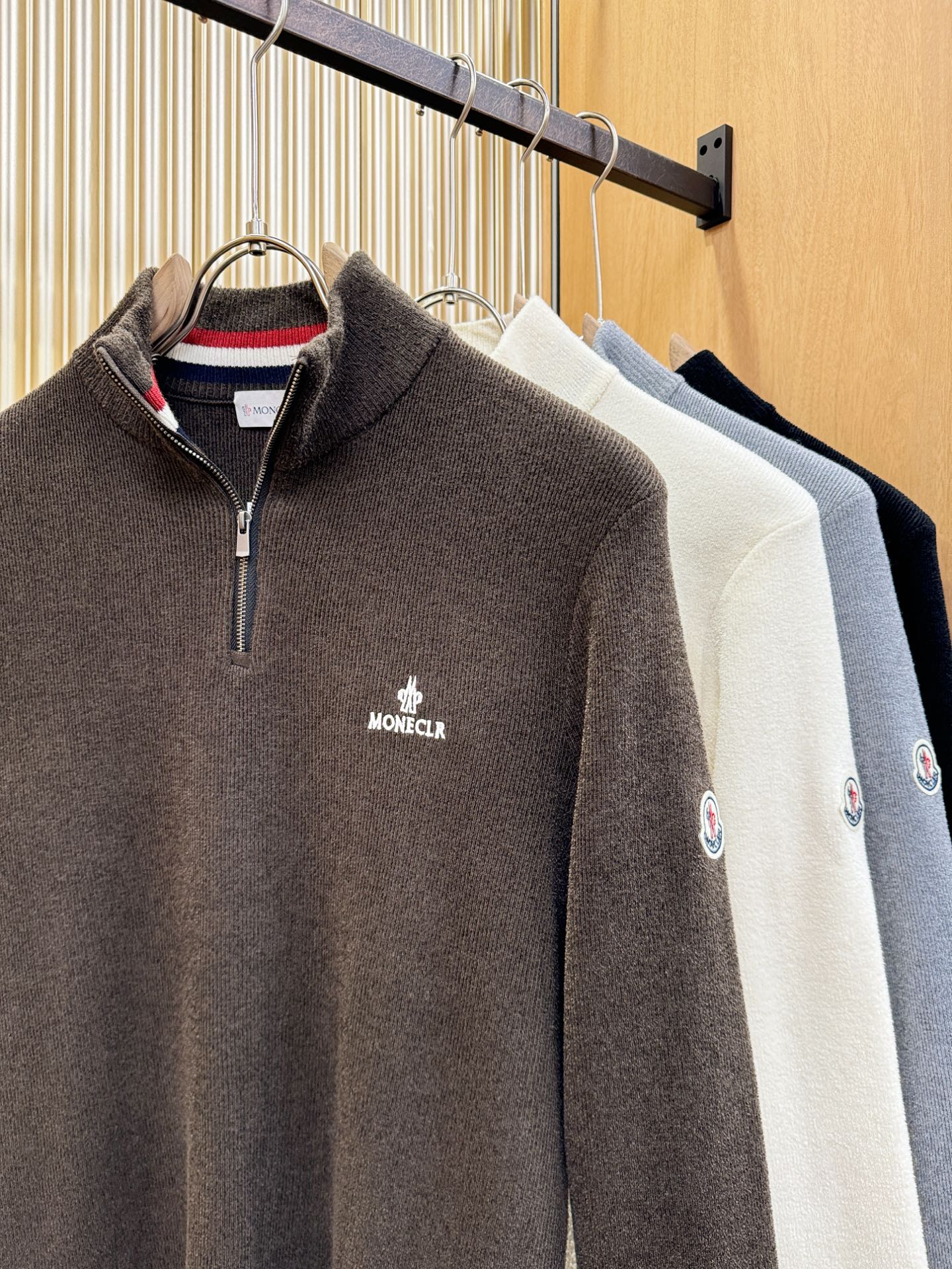 Moncler蒙口 新品爆款 新品羊毛毛衣，经典简约大气品牌针织羊毛毛衣，采用进口新西兰绵羊毛。柔软细腻