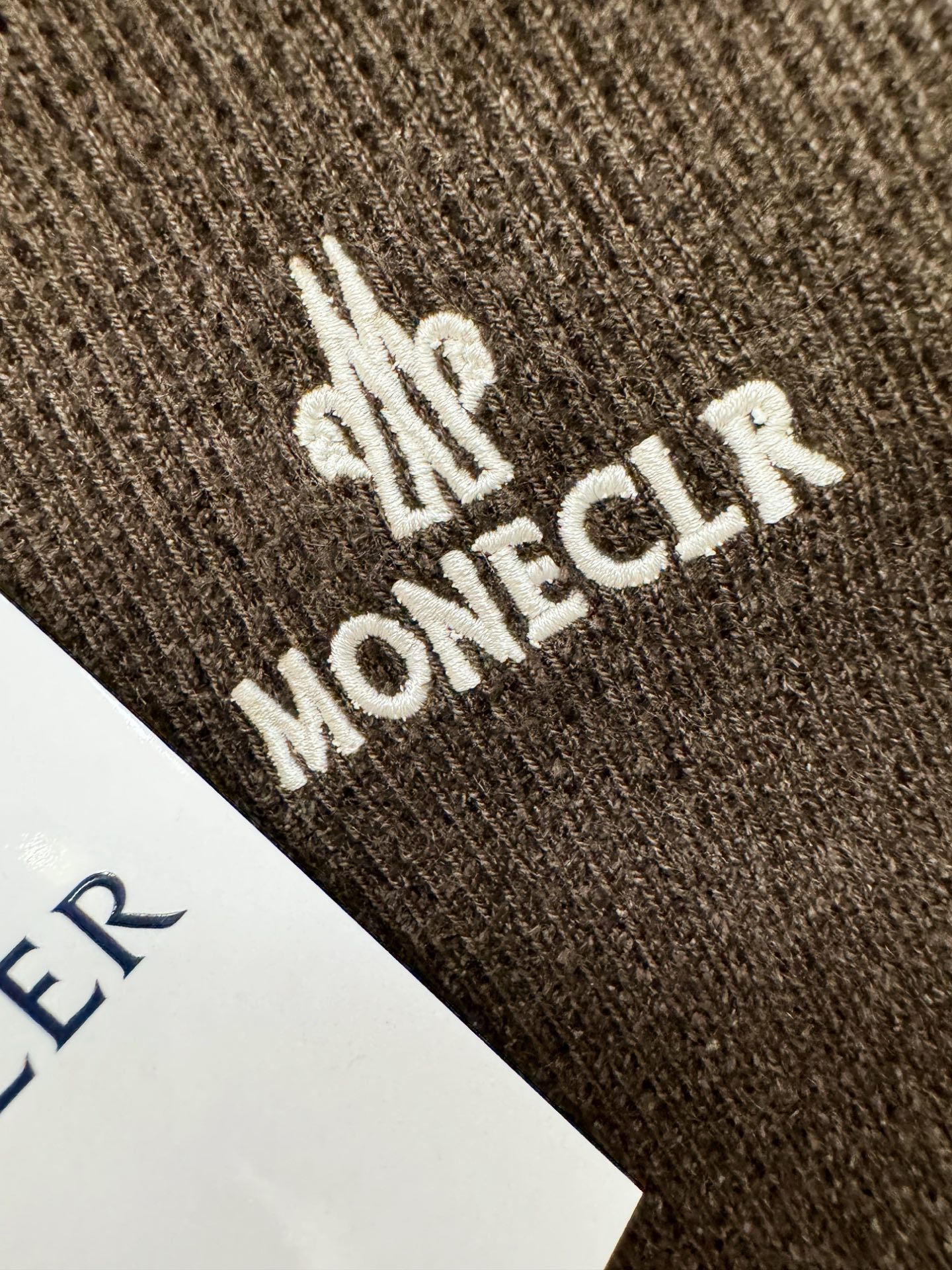 Moncler蒙口 新品爆款 新品羊毛毛衣，经典简约大气品牌针织羊毛毛衣，采用进口新西兰绵羊毛。柔软细腻