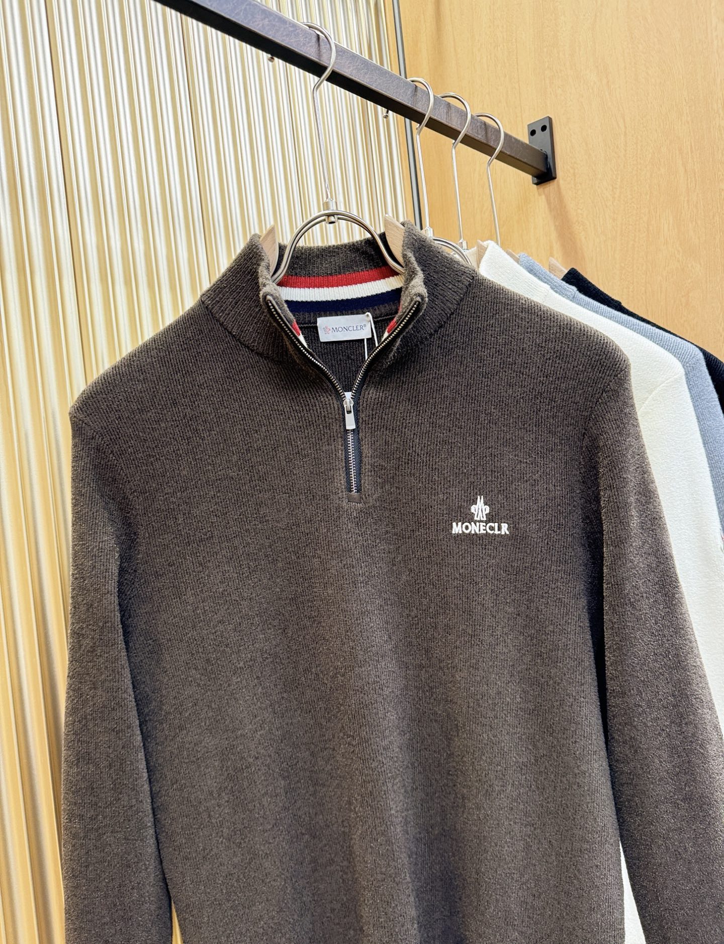 Moncler蒙口 新品爆款 新品羊毛毛衣，经典简约大气品牌针织羊毛毛衣，采用进口新西兰绵羊毛。柔软细腻