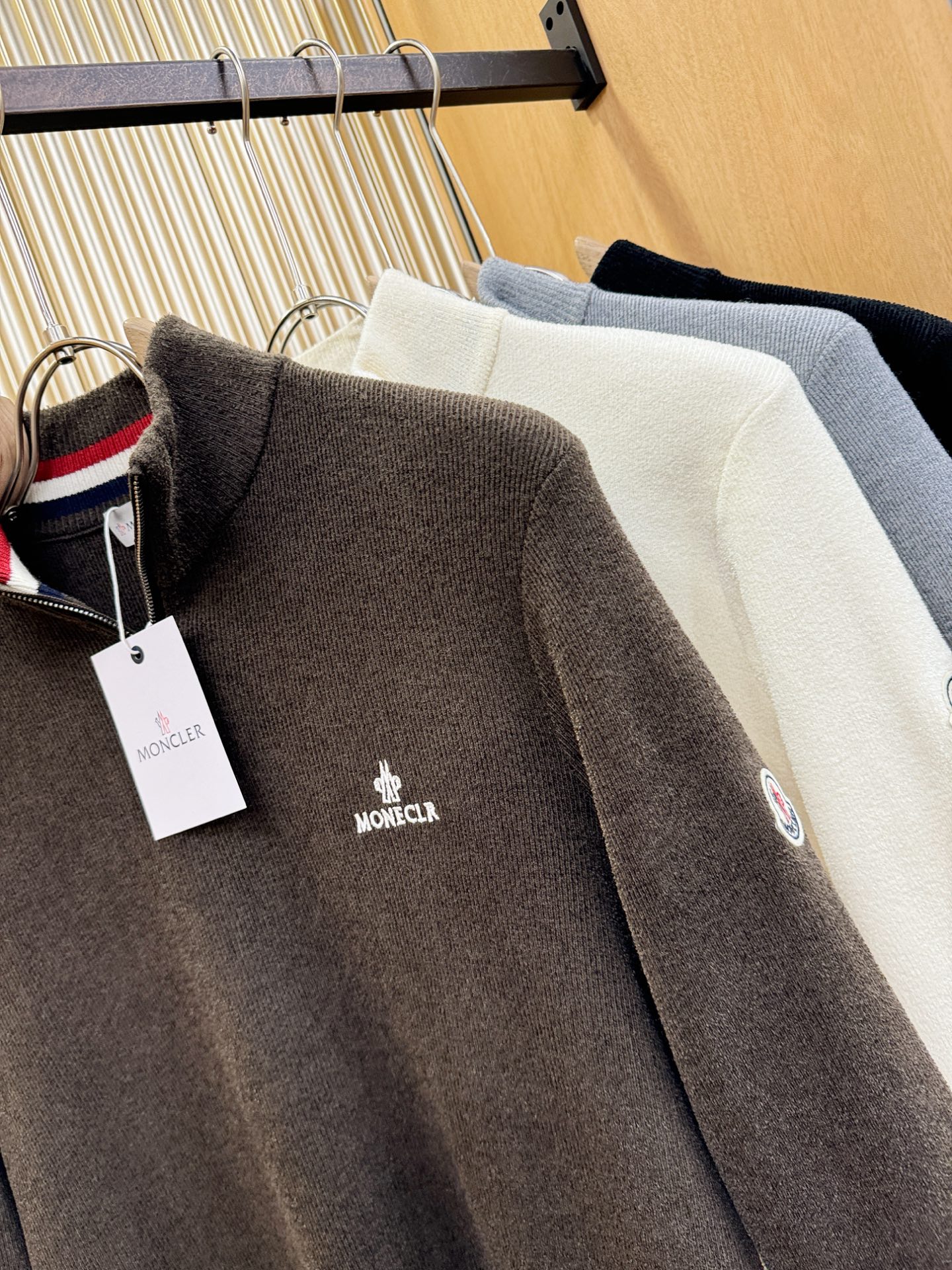 Moncler蒙口 新品爆款 新品羊毛毛衣，经典简约大气品牌针织羊毛毛衣，采用进口新西兰绵羊毛。柔软细腻