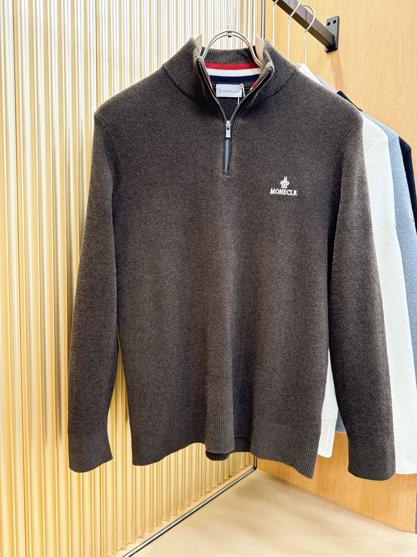 Moncler蒙口 新品爆款 新品羊毛毛衣，经典简约大气品牌针织羊毛毛衣，采用进口新西兰绵羊毛。柔软细腻