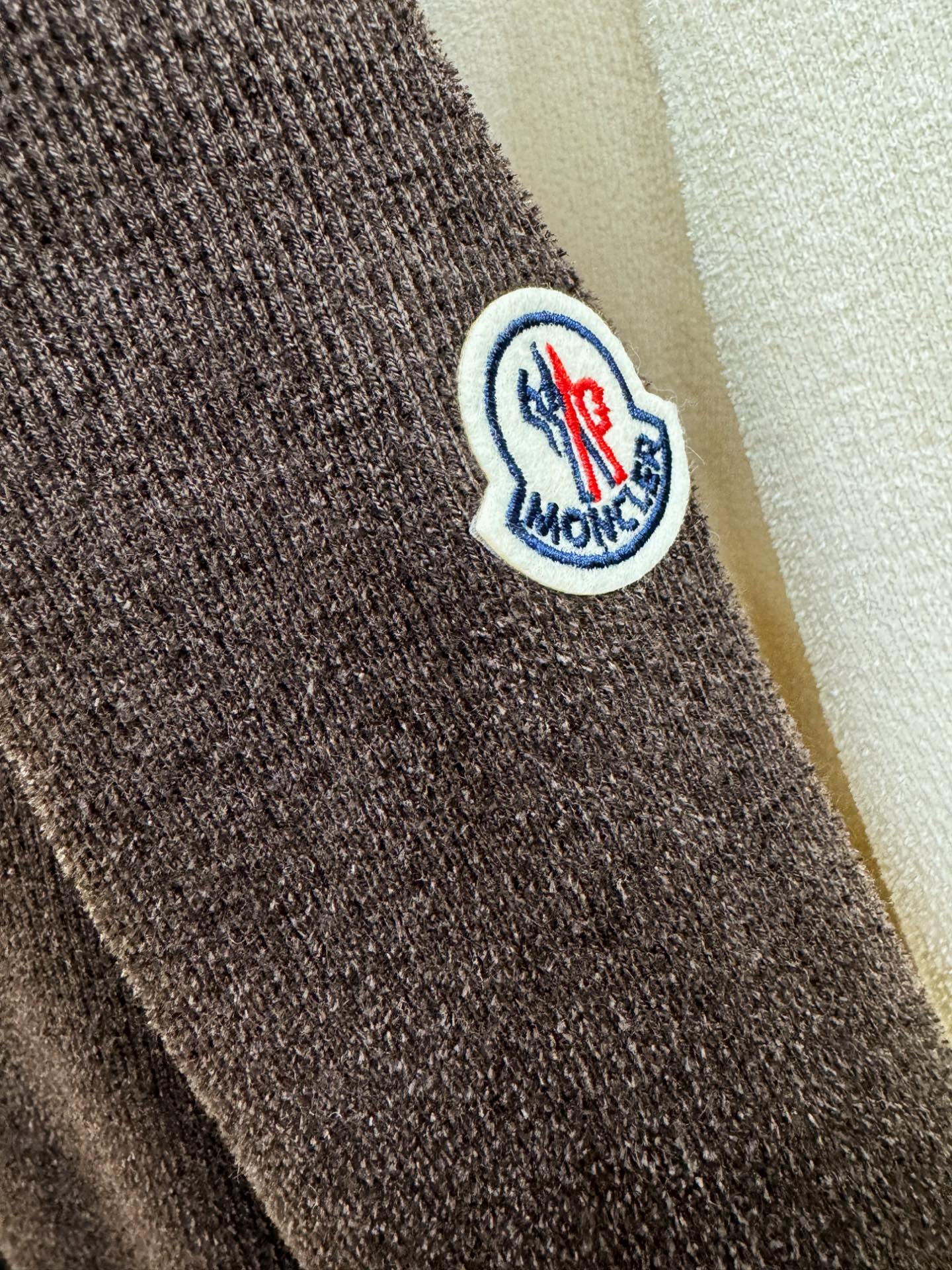 Moncler蒙口 新品爆款 新品羊毛毛衣，经典简约大气品牌针织羊毛毛衣，采用进口新西兰绵羊毛。柔软细腻