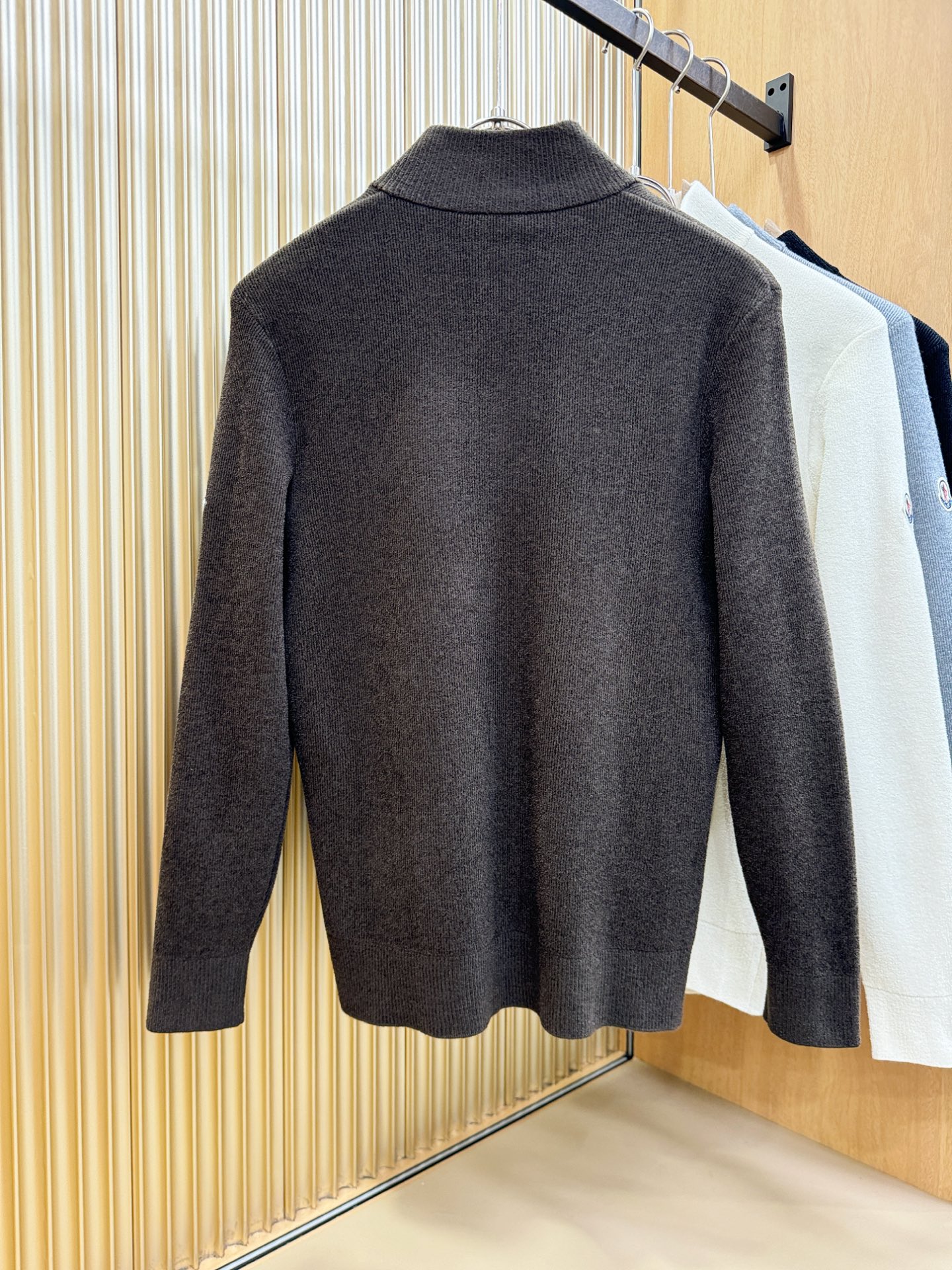 Moncler蒙口 新品爆款 新品羊毛毛衣，经典简约大气品牌针织羊毛毛衣，采用进口新西兰绵羊毛。柔软细腻