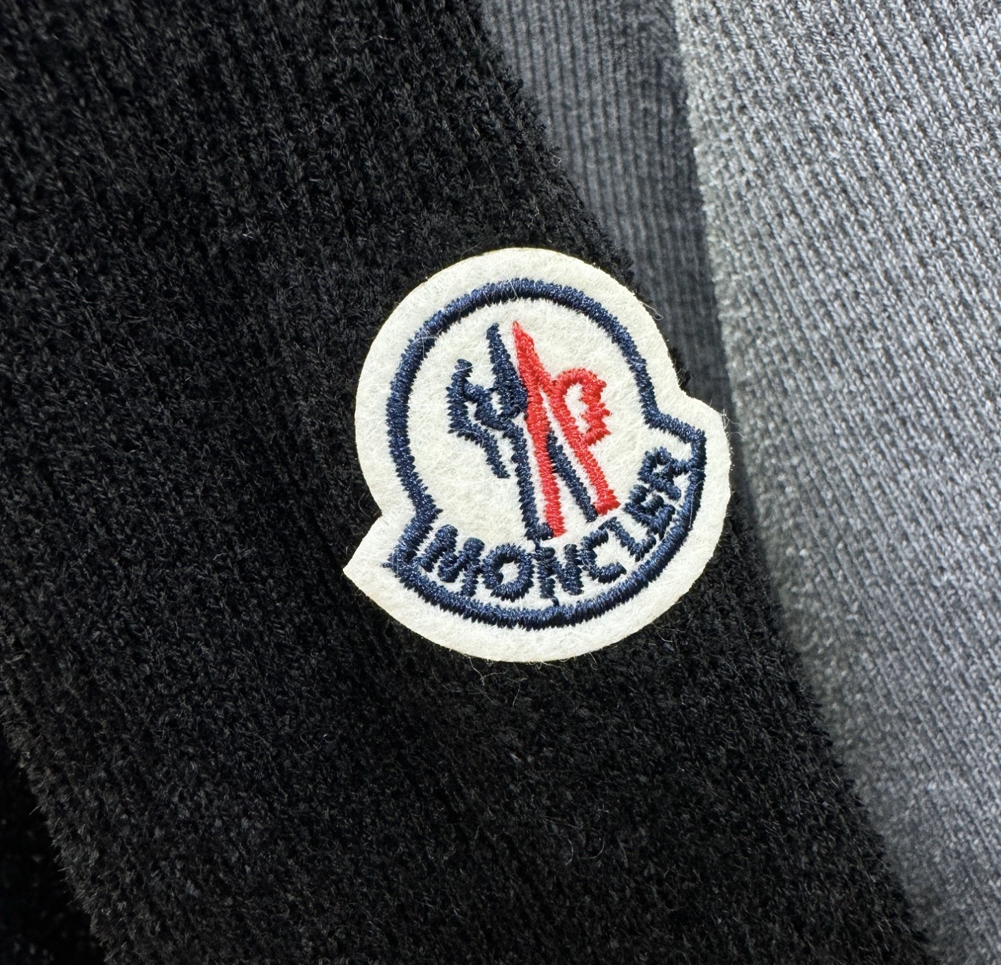 Moncler蒙口 新品爆款 新品羊毛毛衣，经典简约大气品牌针织羊毛毛衣，采用进口新西兰绵羊毛。柔软细腻