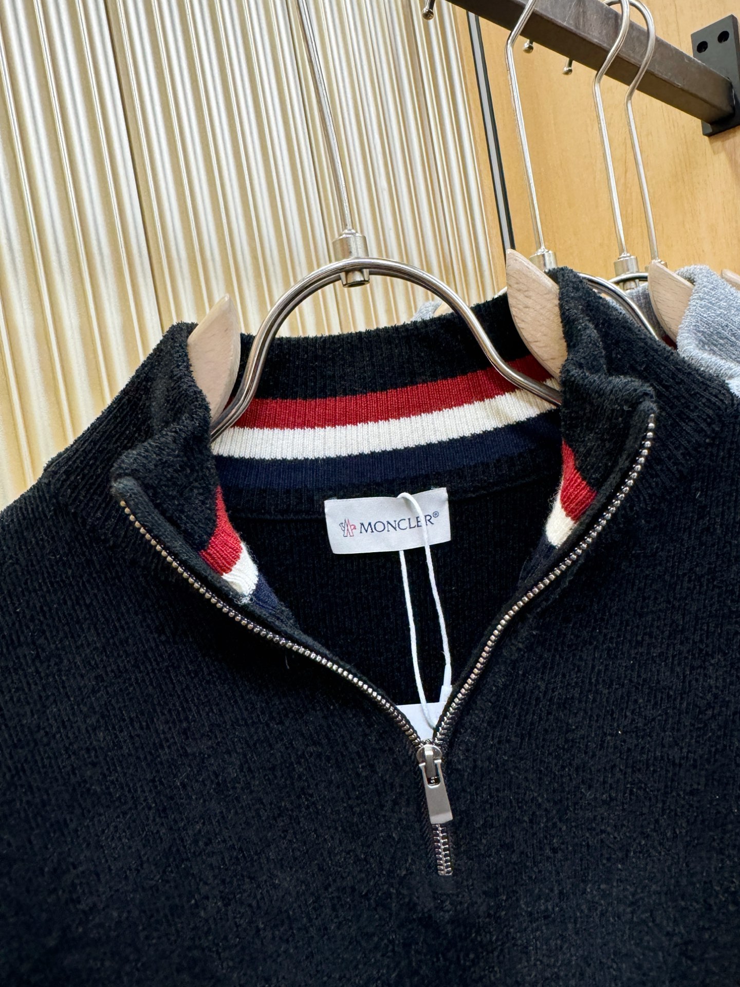 Moncler蒙口 新品爆款 新品羊毛毛衣，经典简约大气品牌针织羊毛毛衣，采用进口新西兰绵羊毛。柔软细腻