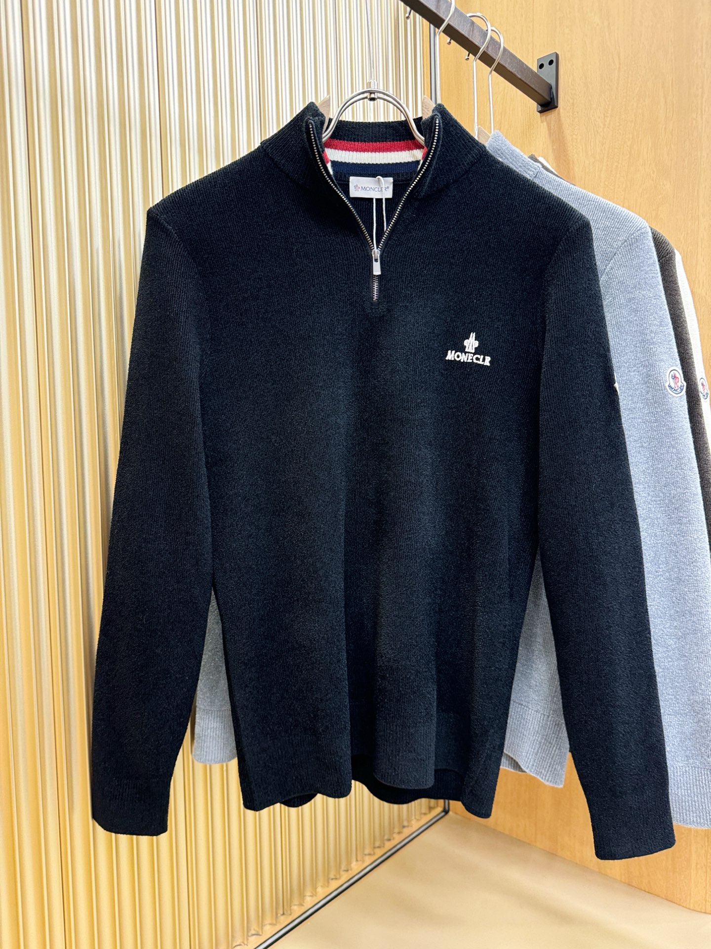 Moncler蒙口 新品爆款 新品羊毛毛衣，经典简约大气品牌针织羊毛毛衣，采用进口新西兰绵羊毛。柔软细腻