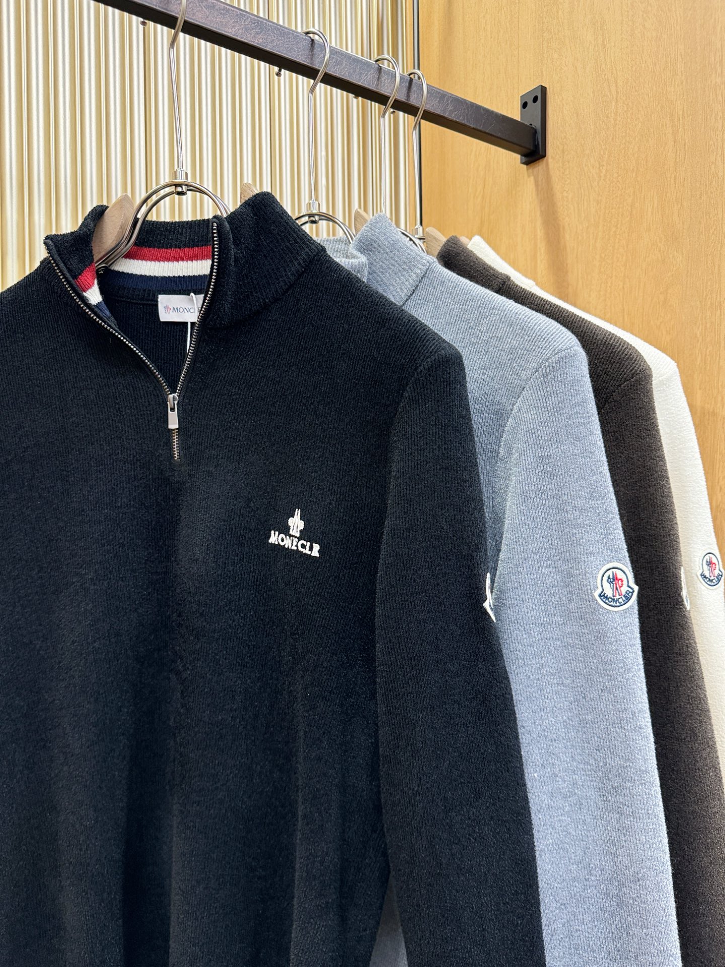 Moncler蒙口 新品爆款 新品羊毛毛衣，经典简约大气品牌针织羊毛毛衣，采用进口新西兰绵羊毛。柔软细腻