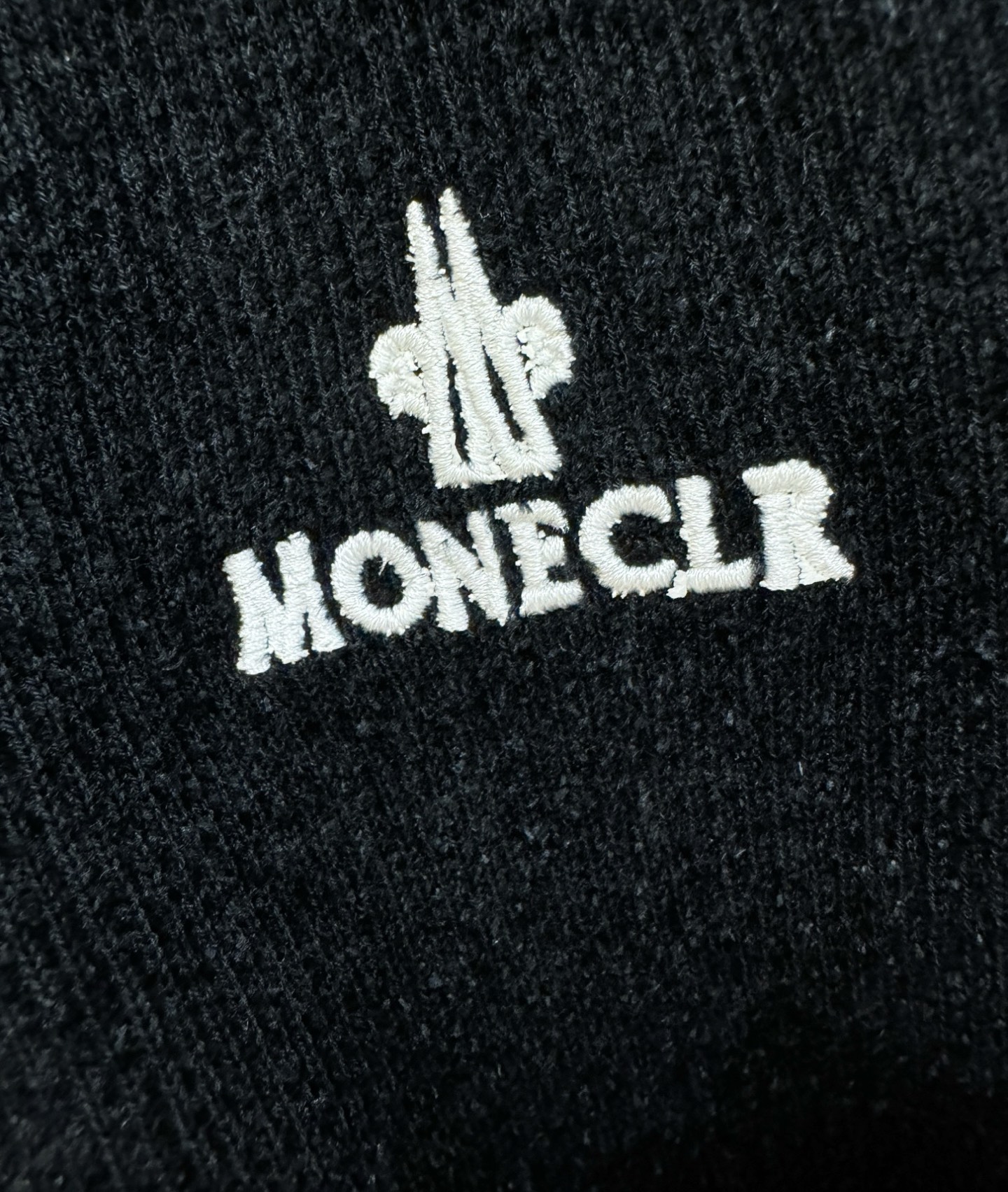 Moncler蒙口 新品爆款 新品羊毛毛衣，经典简约大气品牌针织羊毛毛衣，采用进口新西兰绵羊毛。柔软细腻