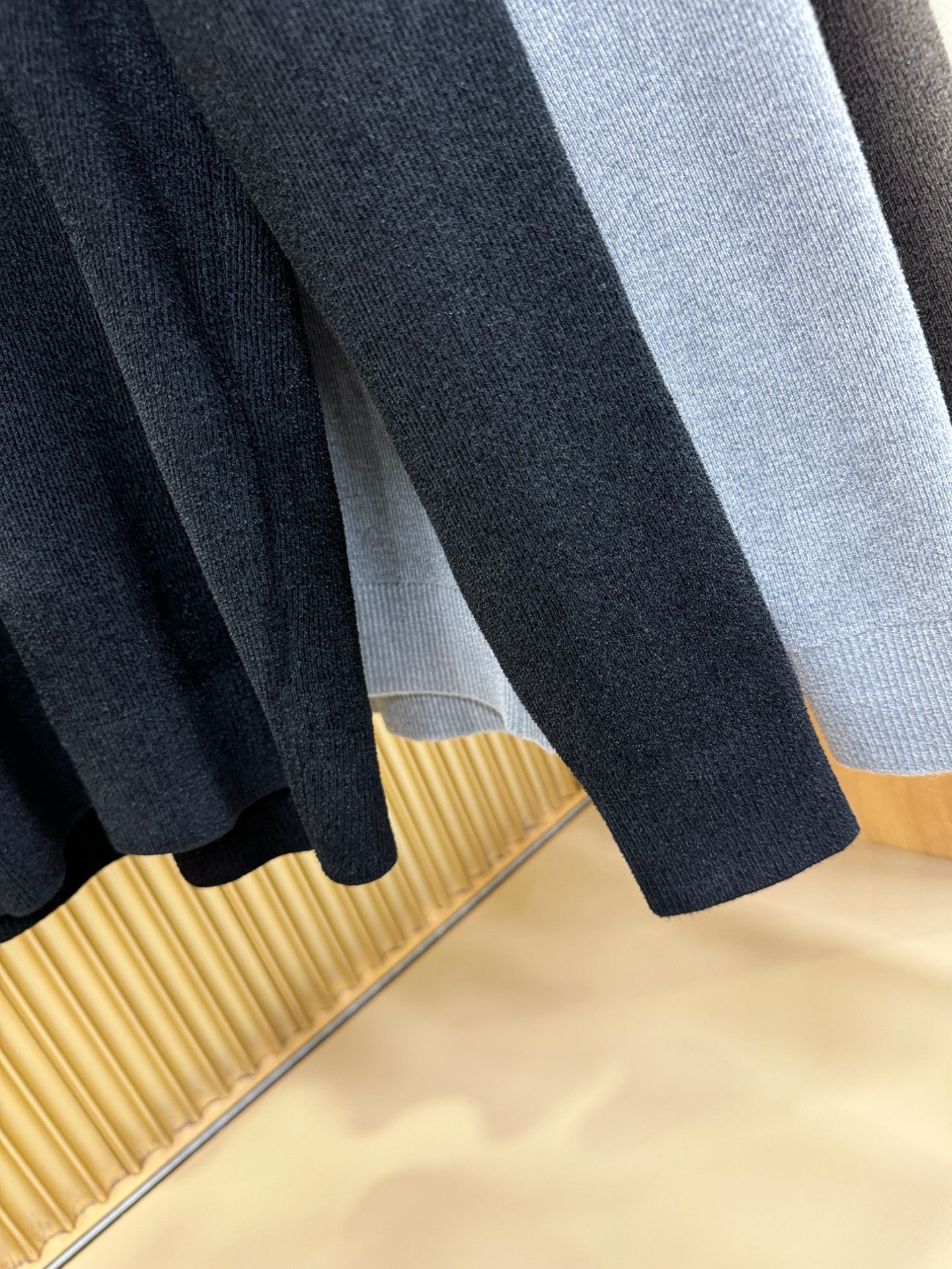 Moncler蒙口 新品爆款 新品羊毛毛衣，经典简约大气品牌针织羊毛毛衣，采用进口新西兰绵羊毛。柔软细腻