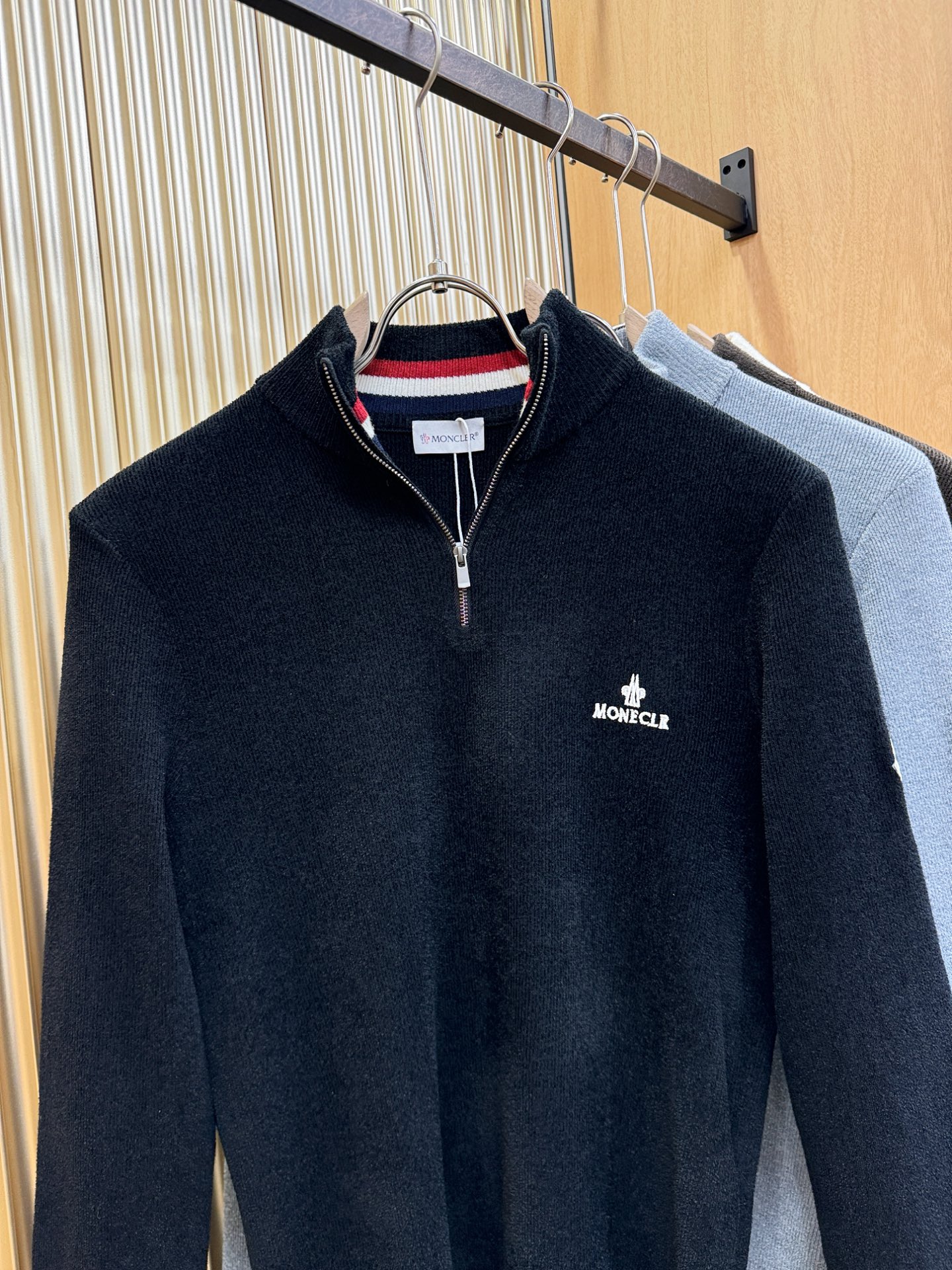 Moncler蒙口 新品爆款 新品羊毛毛衣，经典简约大气品牌针织羊毛毛衣，采用进口新西兰绵羊毛。柔软细腻