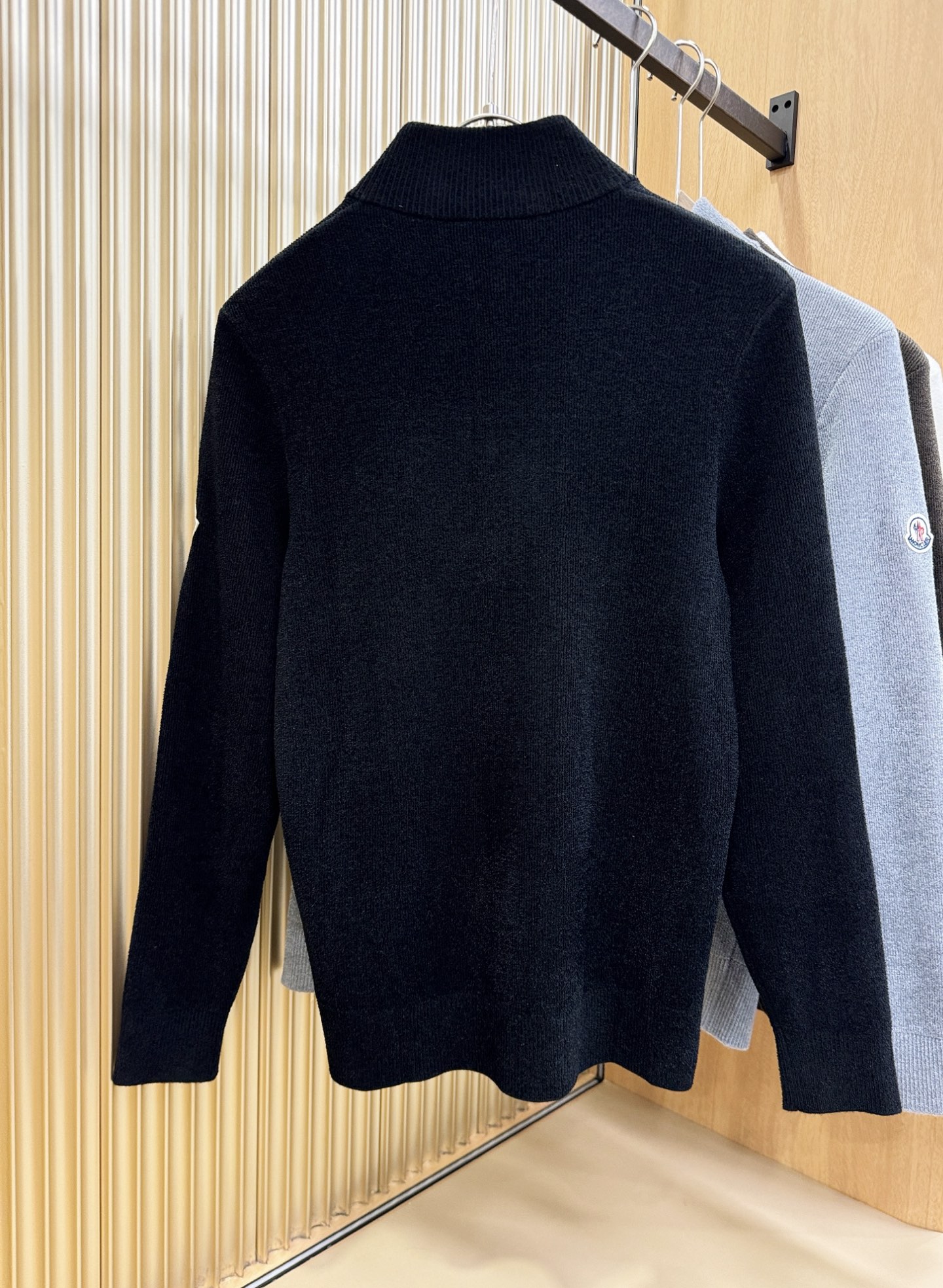 Moncler蒙口 新品爆款 新品羊毛毛衣，经典简约大气品牌针织羊毛毛衣，采用进口新西兰绵羊毛。柔软细腻